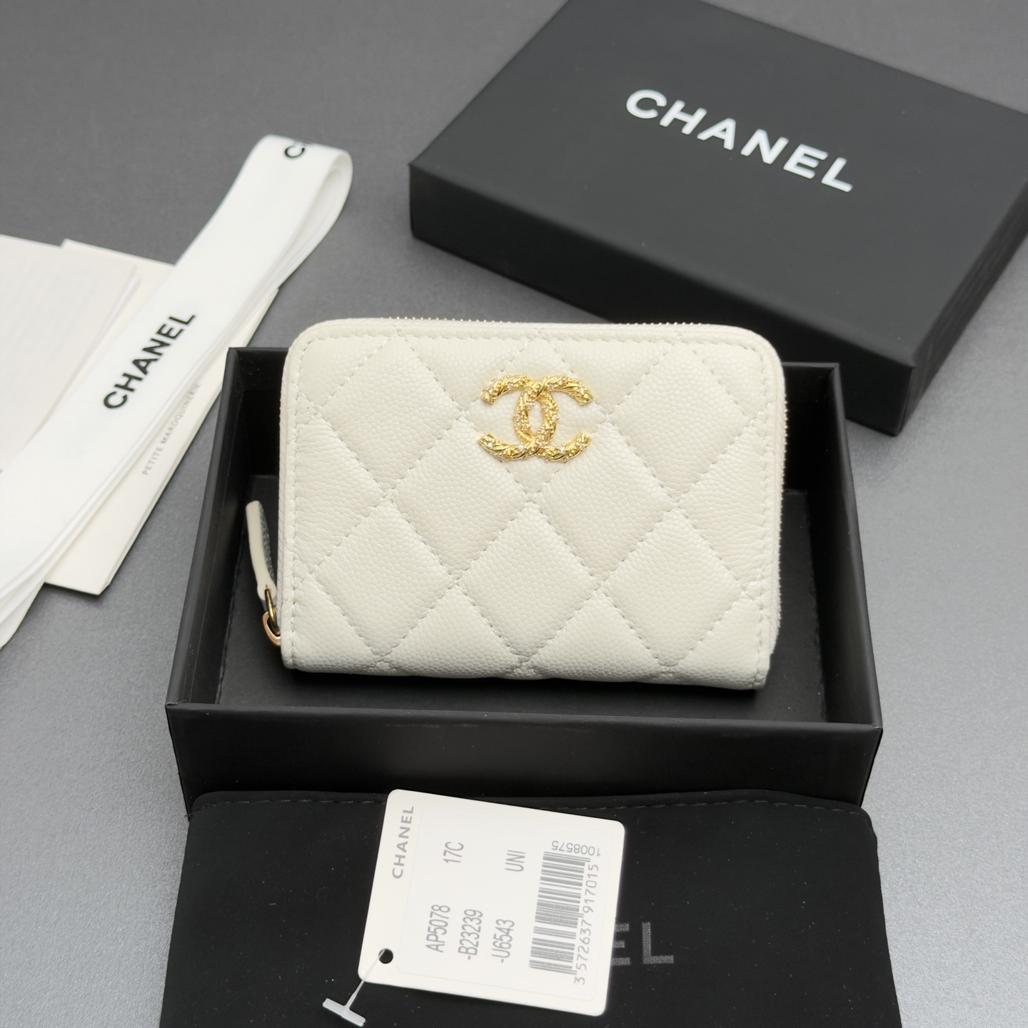 NO:880812,26 new style caviar cowhide with colorful gemstones, fashionable, elegant and exquisite, small zipper bag series, white fine ball pattern gold hardware, 3 card slot compartments (can hold cards and banknotes) Price: No.: AP Size: w11xh7.5xd2cm, chanel wallet, chanel, wallets, cowhide1986090926新款鱼仔酱牛皮搭配多彩宝石 时尚高雅精致,小拉链包系列 白色细球纹金色五金 3个卡槽隔层（可放卡,放钞票） 价格: 编号:AP 尺寸:w11xh7.5xd2cm,chanel钱包,chanel,wallets,cowhide,欧美剧