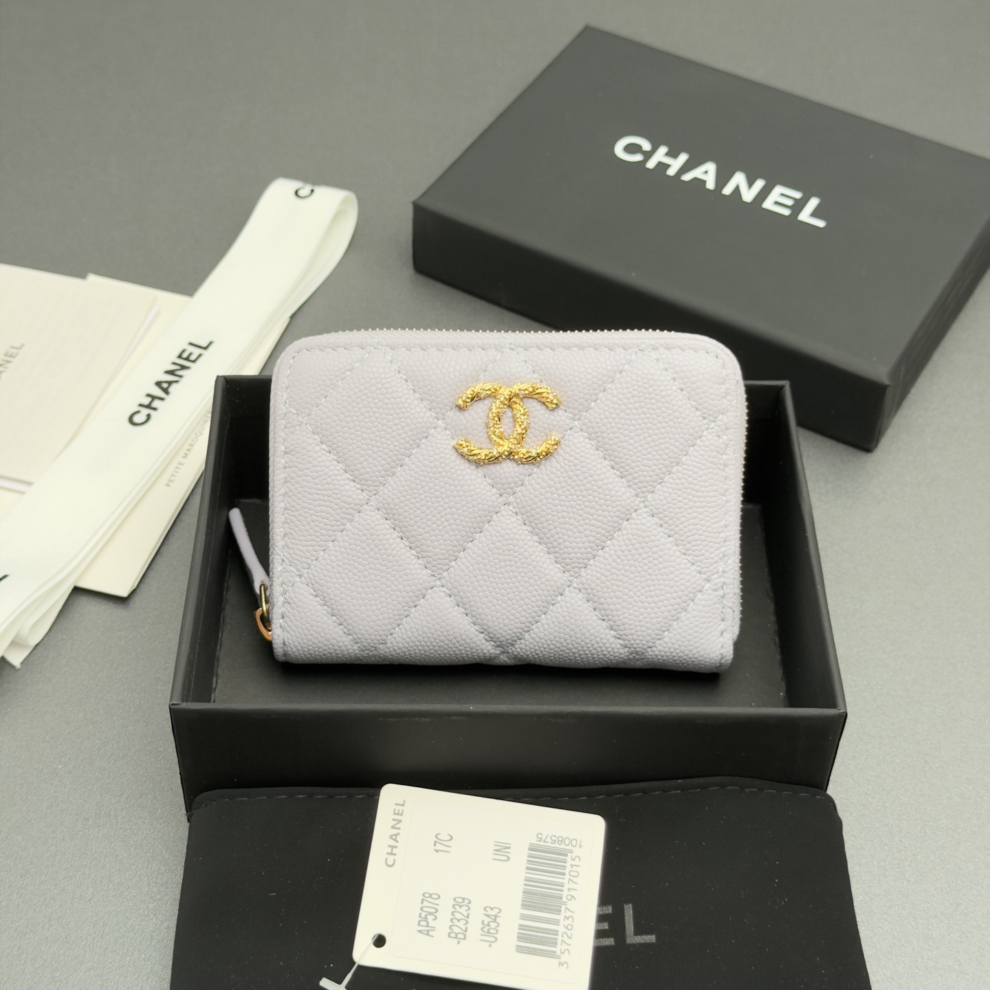 NO:880817,26 new style caviar cowhide with colorful gems, fashionable, elegant and refined, small zipper bag series, light purple fine ball pattern gold hardware, 3 card slot compartments (can hold cards and banknotes) Price: No.: AP Size: w11xh7.5xd2cm, chanel wallet, chanel, wallets, cowhide1986090926新款鱼仔酱牛皮搭配多彩宝石 时尚高雅精致,小拉链包系列 浅紫色细球纹金色五金 3个卡槽隔层（可放卡,放钞票） 价格: 编号:AP 尺寸:w11xh7.5xd2cm,chanel钱包,chanel,wallets,cowhide,欧美剧