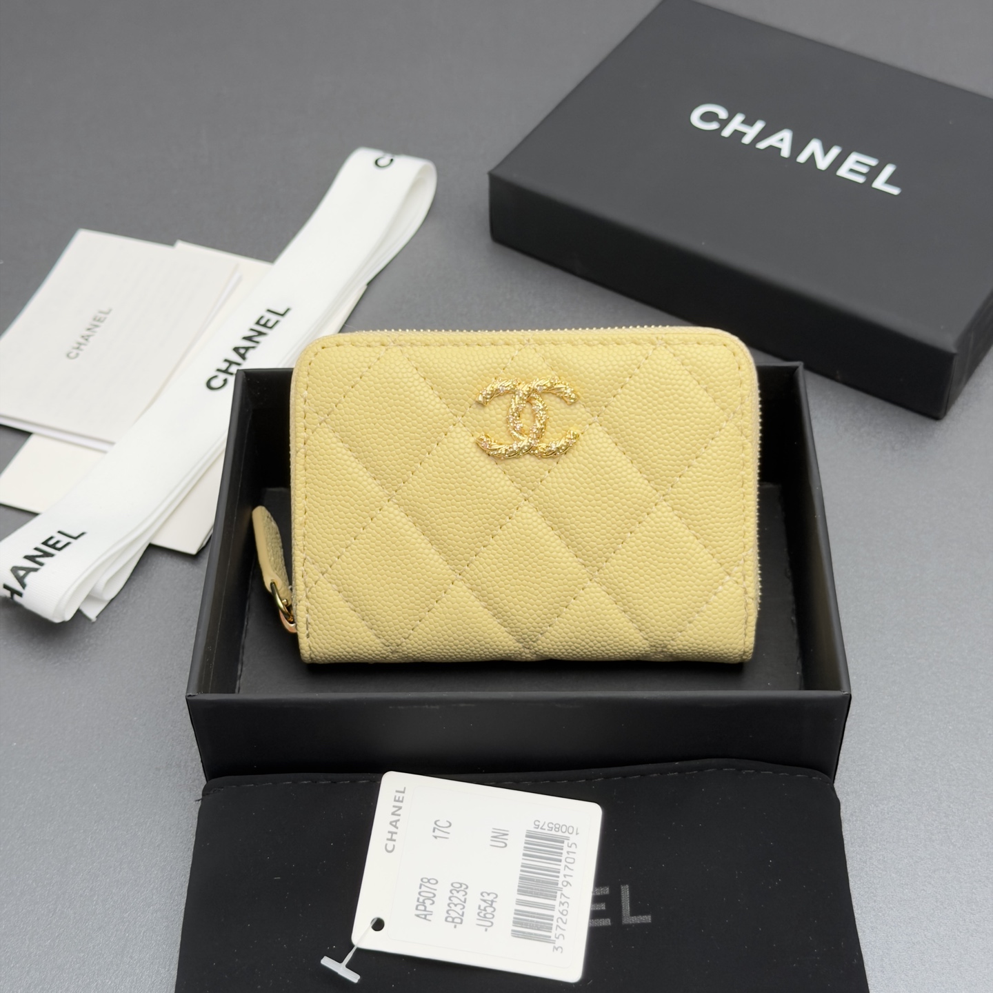 NO:880867,26 new style caviar cowhide with colorful gems, fashionable, elegant and exquisite, small zipper bag series, apricot fine ball pattern gold hardware, 3 card slot compartments (can hold cards and banknotes) Price: No.: AP Size: w11xh7.5xd2cm, chanel wallet, chanel, wallets, cowhide1986090926新款鱼仔酱牛皮搭配多彩宝石 时尚高雅精致,小拉链包系列 杏色细球纹金色五金 3个卡槽隔层（可放卡,放钞票） 价格: 编号:AP 尺寸:w11xh7.5xd2cm,chanel钱包,chanel,wallets,cowhide,欧美剧
