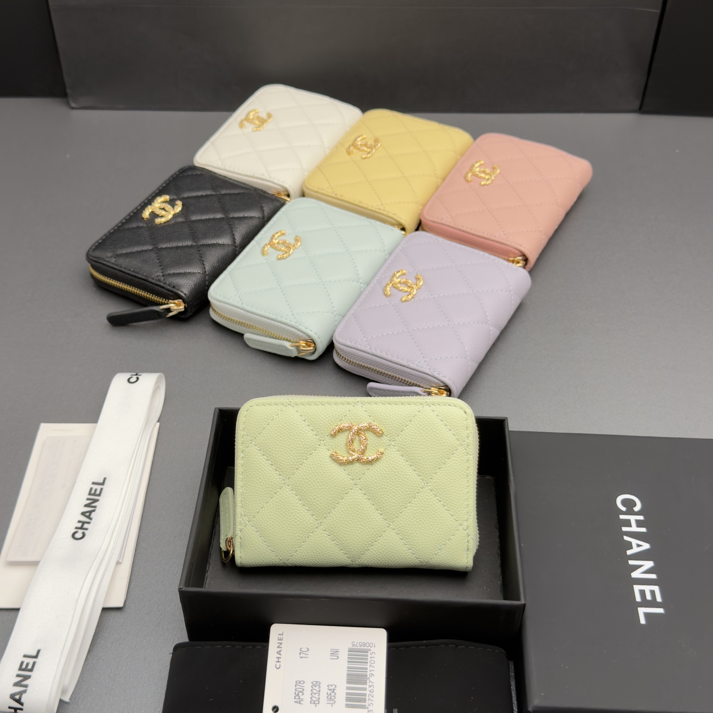 NO:880869,26 new style caviar cowhide with colorful gemstones, fashionable, elegant and exquisite, small zipper bag series, fine ball pattern gold hardware, 3 card slot compartments (can hold cards and banknotes) Price: No.: AP Size: w11xh7.5xd2cm, chanel wallet, chanel, wallets, cowhide1986090926新款鱼仔酱牛皮搭配多彩宝石 时尚高雅精致,小拉链包系列 细球纹金色五金 3个卡槽隔层（可放卡,放钞票） 价格: 编号:AP 尺寸:w11xh7.5xd2cm,chanel钱包,chanel,wallets,cowhide,欧美剧