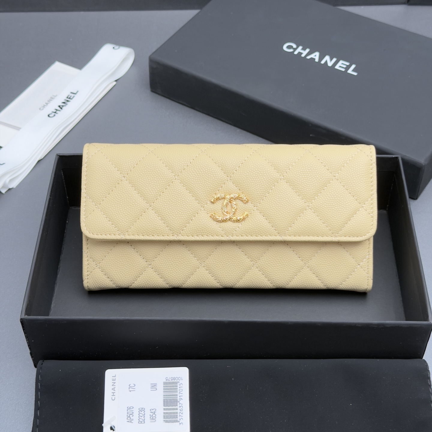 NO:880870,26 new style caviar cowhide with colorful gemstones. Fashionable, elegant and refined, long clip wallet series. Apricot fine ball pattern gold hardware. 12 card slots, 2 bill compartments, 1 zipper bag. Flip button closure. Price: No.: AP 5076. Size: w11xh7.5xd2cm, chanel wallet, chanel, wallets, cowhide.1986090926新款鱼仔酱牛皮搭配多彩宝石 时尚高雅精致,长夹钱包系列 杏色细球纹金色五金 12个卡槽,2个钞票隔层,1个拉链袋 翻盖按钮开合 价格: 编号:AP 5076 尺寸:w11xh7.5xd2cm,chanel钱包,chanel,wallets,cowhide,欧美剧