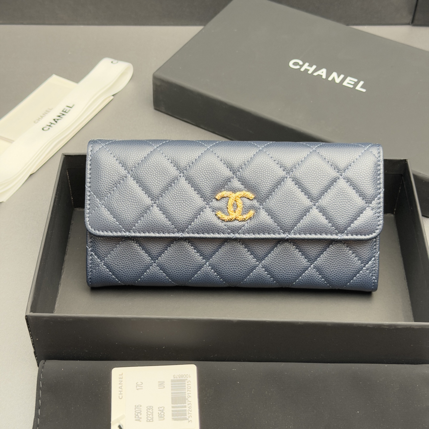 NO:880871,26 new style caviar cowhide with colorful gemstones, fashionable, elegant and refined, long clip wallet series, sapphire blue fine ball pattern gold hardware, 12 card slots, 2 bill compartments, 1 zipper bag, flip button closure Price: No.: AP 5076 Size: w11xh7.5xd2cm, chanel wallet, chanel, wallets, cowhide1986090926新款鱼仔酱牛皮搭配多彩宝石 时尚高雅精致,长夹钱包系列 宝蓝色细球纹金色五金 12个卡槽,2个钞票隔层,1个拉链袋 翻盖按钮开合 价格: 编号:AP 5076 尺寸:w11xh7.5xd2cm,chanel钱包,chanel,wallets,cowhide,欧美剧