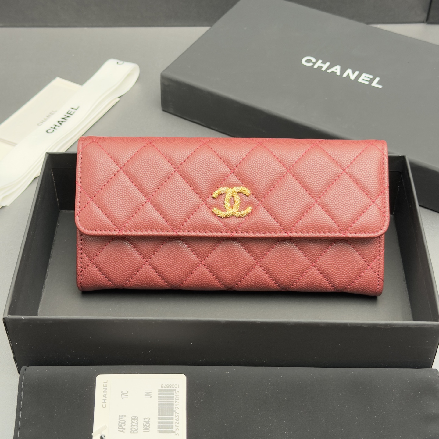 NO:880872,26 new style caviar cowhide with colorful gemstones. Fashionable, elegant and refined, long clip wallet series. Burgundy fine ball pattern gold hardware. 12 card slots, 2 bill compartments, 1 zipper bag. Flip button closure. Price: No.: AP 5076. Size: w11xh7.5xd2cm, chanel wallet, chanel, wallets, cowhide.1986090926新款鱼仔酱牛皮搭配多彩宝石 时尚高雅精致,长夹钱包系列 酒红色细球纹金色五金 12个卡槽,2个钞票隔层,1个拉链袋 翻盖按钮开合 价格: 编号:AP 5076 尺寸:w11xh7.5xd2cm,chanel钱包,chanel,wallets,cowhide,欧美剧