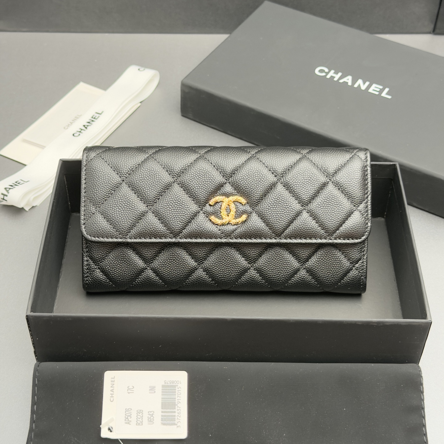 NO:880800,26 new style caviar cowhide with colorful gemstones. Fashionable, elegant and refined, long clip wallet series. Black fine ball pattern gold hardware. 12 card slots, 2 bill compartments, 1 zipper bag. Flip button closure. Price: No.: AP 5076. Size: w11xh7.5xd2cm, chanel wallet, chanel, wallets, cowhide.1986090926新款鱼仔酱牛皮搭配多彩宝石 时尚高雅精致,长夹钱包系列 黑色细球纹金色五金 12个卡槽,2个钞票隔层,1个拉链袋 翻盖按钮开合 价格: 编号:AP 5076 尺寸:w11xh7.5xd2cm,chanel钱包,chanel,wallets,cowhide,欧美剧