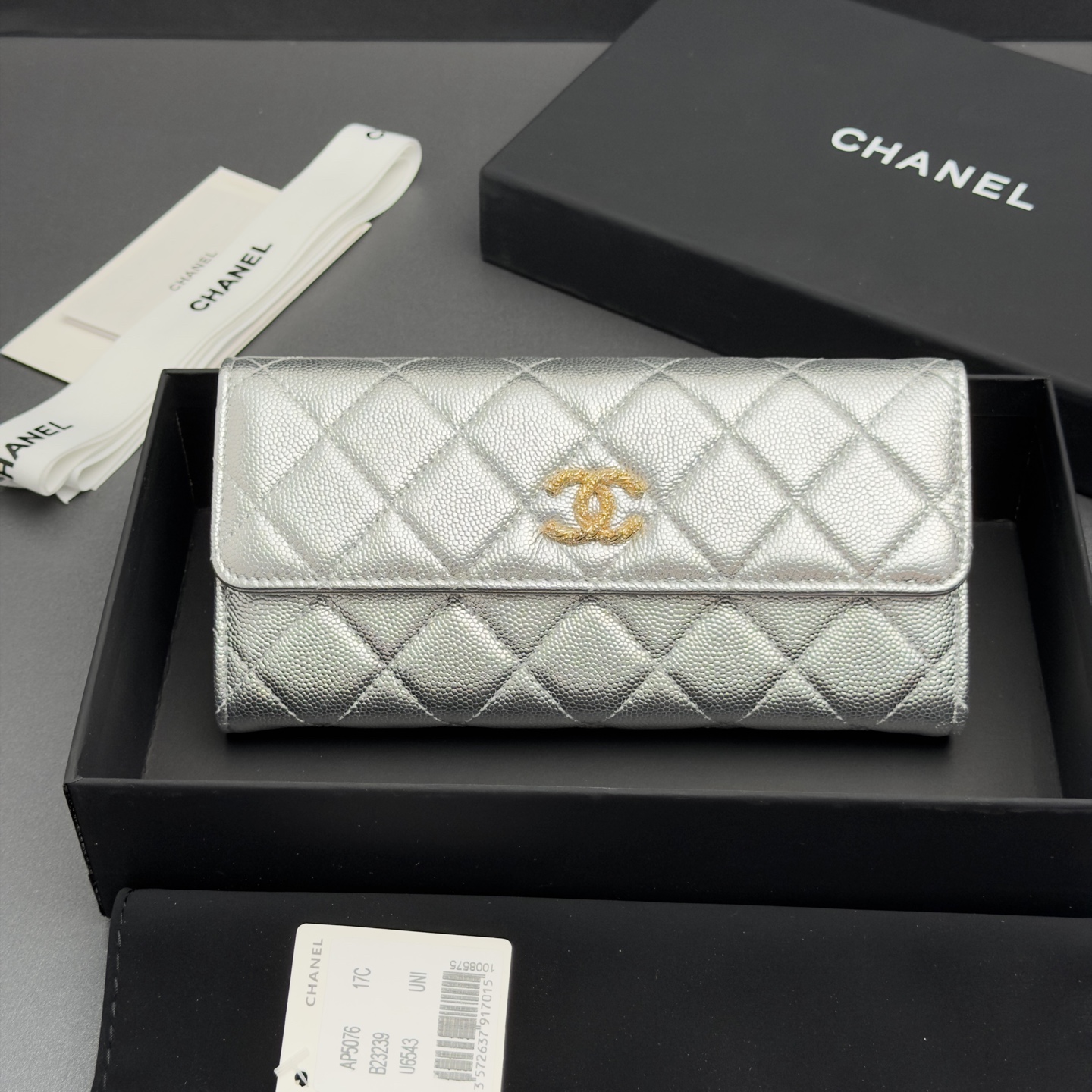 NO:880803,26 new style caviar cowhide with colorful gemstones. Fashionable, elegant and refined, long clip wallet series. Silver fine ball pattern gold hardware. 12 card slots, 2 bill compartments, 1 zipper bag. Flip button closure. Price: No.: AP 5076. Size: w11xh7.5xd2cm, chanel wallet, chanel, wallets, cowhide.1986090926新款鱼仔酱牛皮搭配多彩宝石 时尚高雅精致,长夹钱包系列 银色细球纹金色五金 12个卡槽,2个钞票隔层,1个拉链袋 翻盖按钮开合 价格: 编号:AP 5076 尺寸:w11xh7.5xd2cm,chanel钱包,chanel,wallets,cowhide,欧美剧