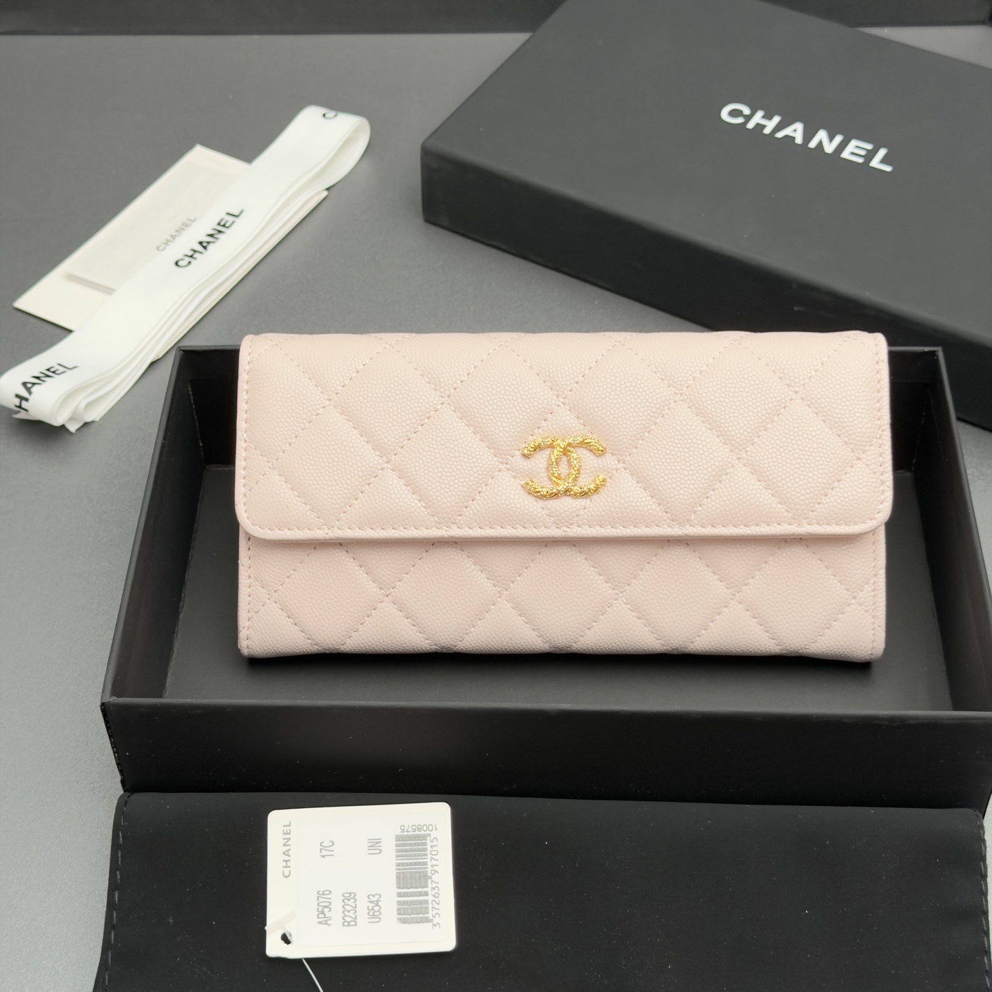 NO:880808,26 new style caviar cowhide with colorful gems. Fashionable, elegant and refined, long clip wallet series. Light pink fine ball pattern gold hardware. 12 card slots, 2 bill compartments, 1 zipper bag. Flip button closure. Price: No.: AP 5076. Size: w11xh7.5xd2cm, chanel wallet, chanel, wallets, cowhide.1986090926新款鱼仔酱牛皮搭配多彩宝石 时尚高雅精致,长夹钱包系列 浅粉色细球纹金色五金 12个卡槽,2个钞票隔层,1个拉链袋 翻盖按钮开合 价格: 编号:AP 5076 尺寸:w11xh7.5xd2cm,chanel钱包,chanel,wallets,cowhide,欧美剧