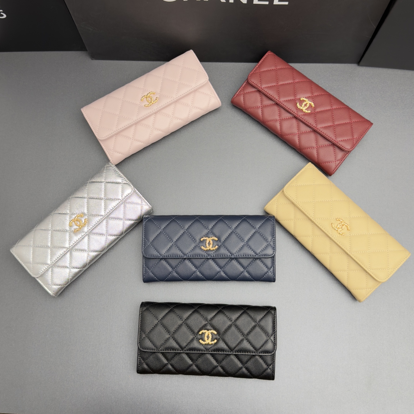 NO:880813,26 new style caviar cowhide with colorful gemstones. Fashionable, elegant and refined, long clip wallet series. Fine ball gold hardware. 12 card slots, 2 bill compartments, 1 zipper bag. Flip button closure. Price: No.: AP 5076. Size: w11xh7.5xd2cm, chanel wallet, chanel, wallets, cowhide.1986090926新款鱼仔酱牛皮搭配多彩宝石 时尚高雅精致,长夹钱包系列 细球纹金色五金 12个卡槽,2个钞票隔层,1个拉链袋 翻盖按钮开合 价格: 编号:AP 5076 尺寸:w11xh7.5xd2cm,chanel钱包,chanel,wallets,cowhide,欧美剧