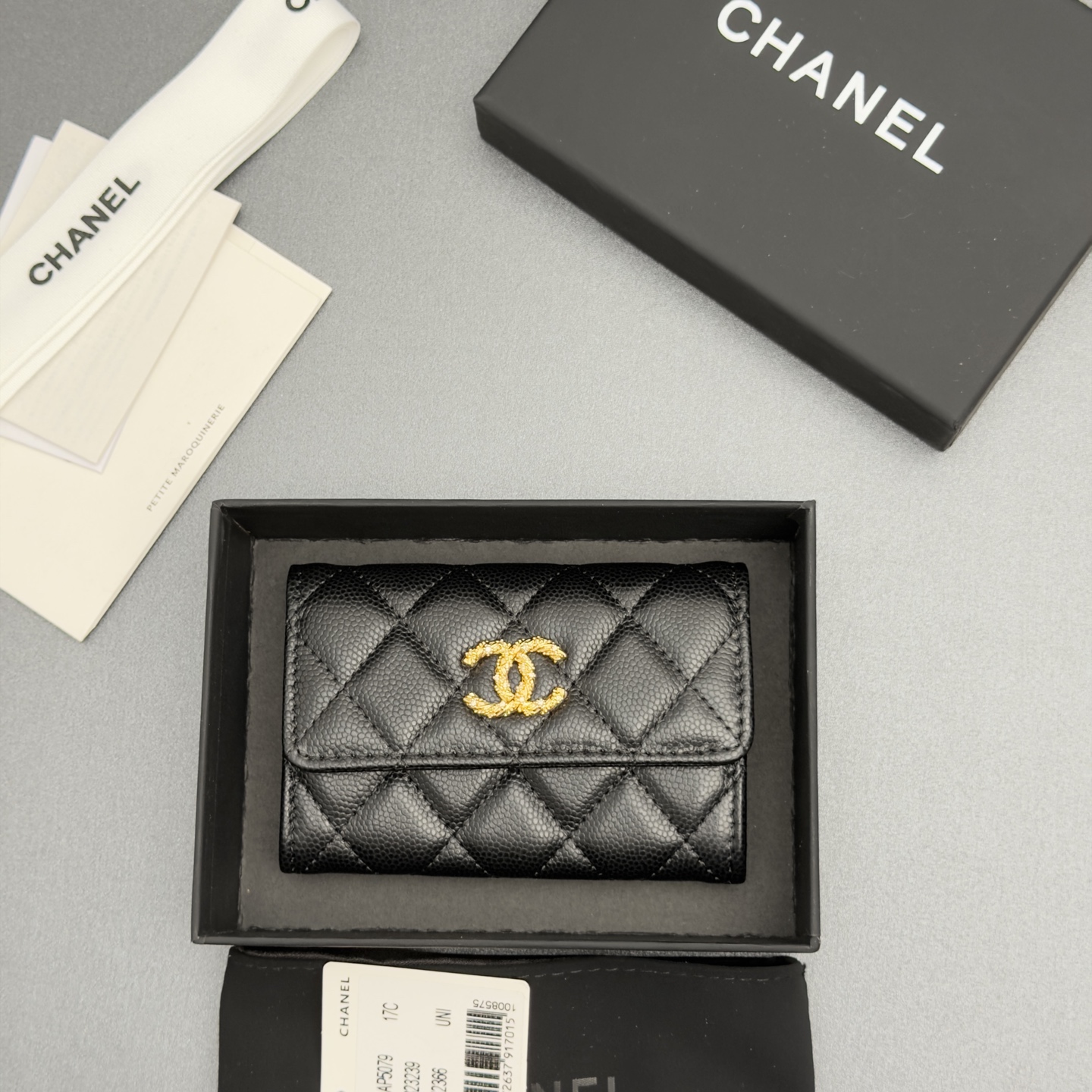 NO:880766,26 new style caviar cowhide with colorful gemstones, fashionable, elegant and refined, card holder series, fine ball gold hardware, 1 card slot, 1 inner compartment, flip button opening and closing Price: No.: AP 5079 Size: w11xh7cm, chanel wallet, chanel, wallets, cowhide1986090926新款鱼仔酱牛皮搭配多彩宝石 时尚高雅精致,卡包系列 细球纹金色五金 1个卡槽,1个内隔层 翻盖按钮开合 价格: 编号:AP 5079 尺寸:w11xh7cm,chanel钱包,chanel,wallets,cowhide,欧美剧