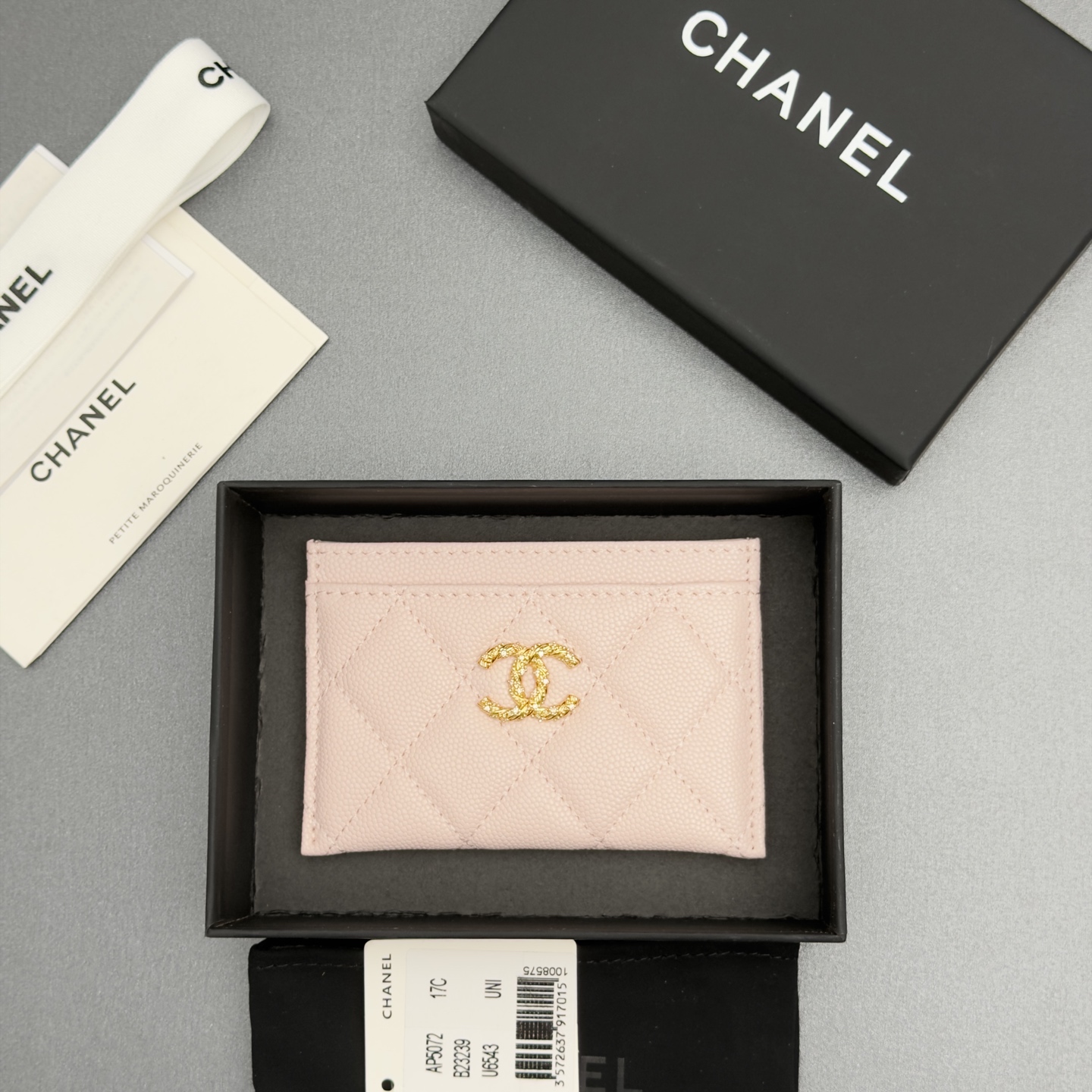 NO:880764,26 new style caviar cowhide with colorful gemstones, fashionable, elegant and refined, card holder series, fine ball pattern gold hardware, 4 card slots (1 middle compartment) Price: No.: AP 5072 Size: w11xh7.5cm, chanel wallet, chanel, wallets, cowhide1986090926新款鱼仔酱牛皮搭配多彩宝石 时尚高雅精致,卡包系列 细球纹金色五金 4个卡槽（1个中间隔层） 价格: 编号:AP 5072 尺寸:w11xh7.5cm,chanel钱包,chanel,wallets,cowhide,欧美剧