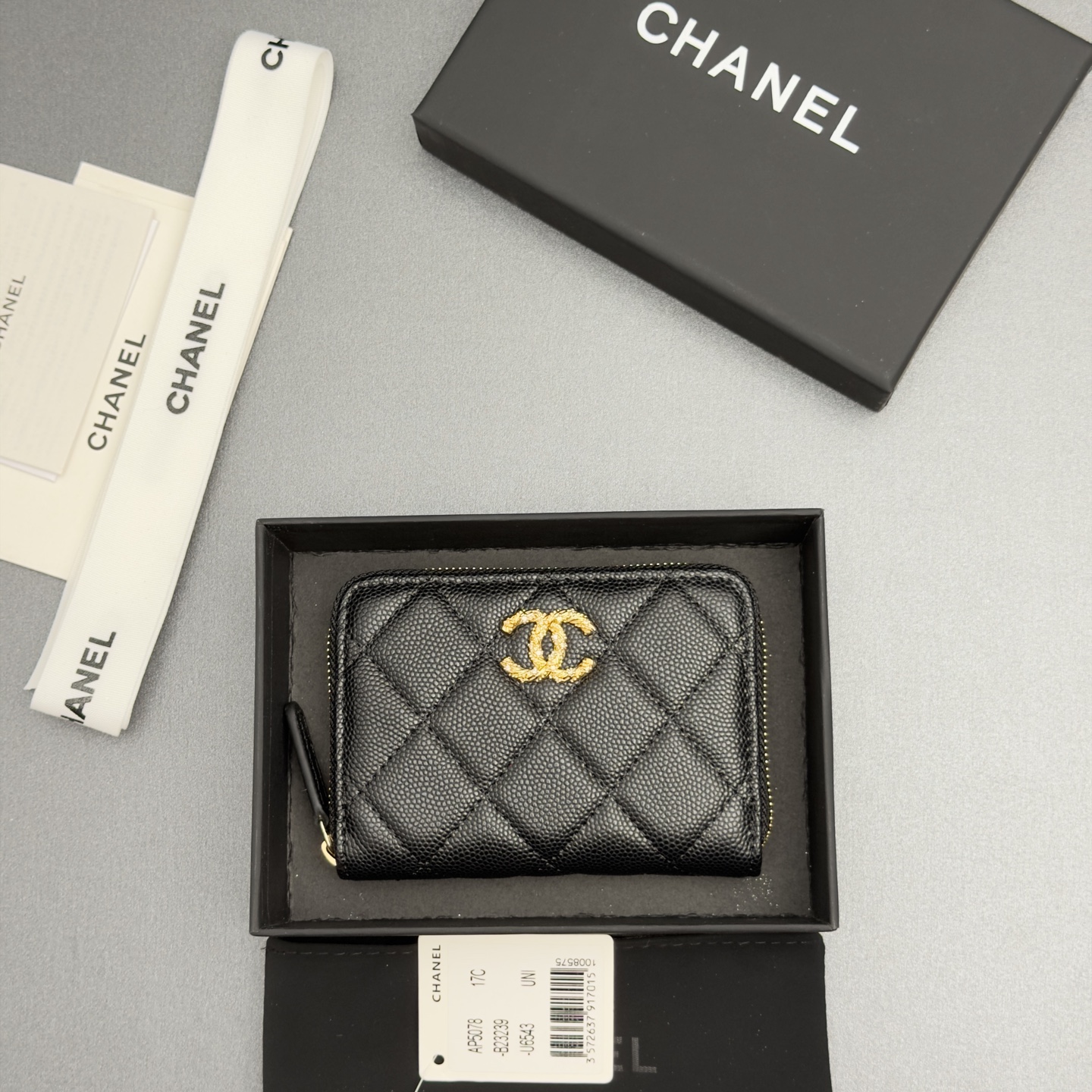 NO:880770,26 new style caviar cowhide with colorful gemstones, fashionable, elegant and exquisite, small zipper bag series, fine ball pattern gold hardware, 3 card slot compartments (can hold cards and banknotes) Price: No.: AP Size: w11xh7.5xd2cm, chanel wallet, chanel, wallets, cowhide1986090926新款鱼仔酱牛皮搭配多彩宝石 时尚高雅精致,小拉链包系列 细球纹金色五金 3个卡槽隔层（可放卡,放钞票） 价格: 编号:AP 尺寸:w11xh7.5xd2cm,chanel钱包,chanel,wallets,cowhide,欧美剧
