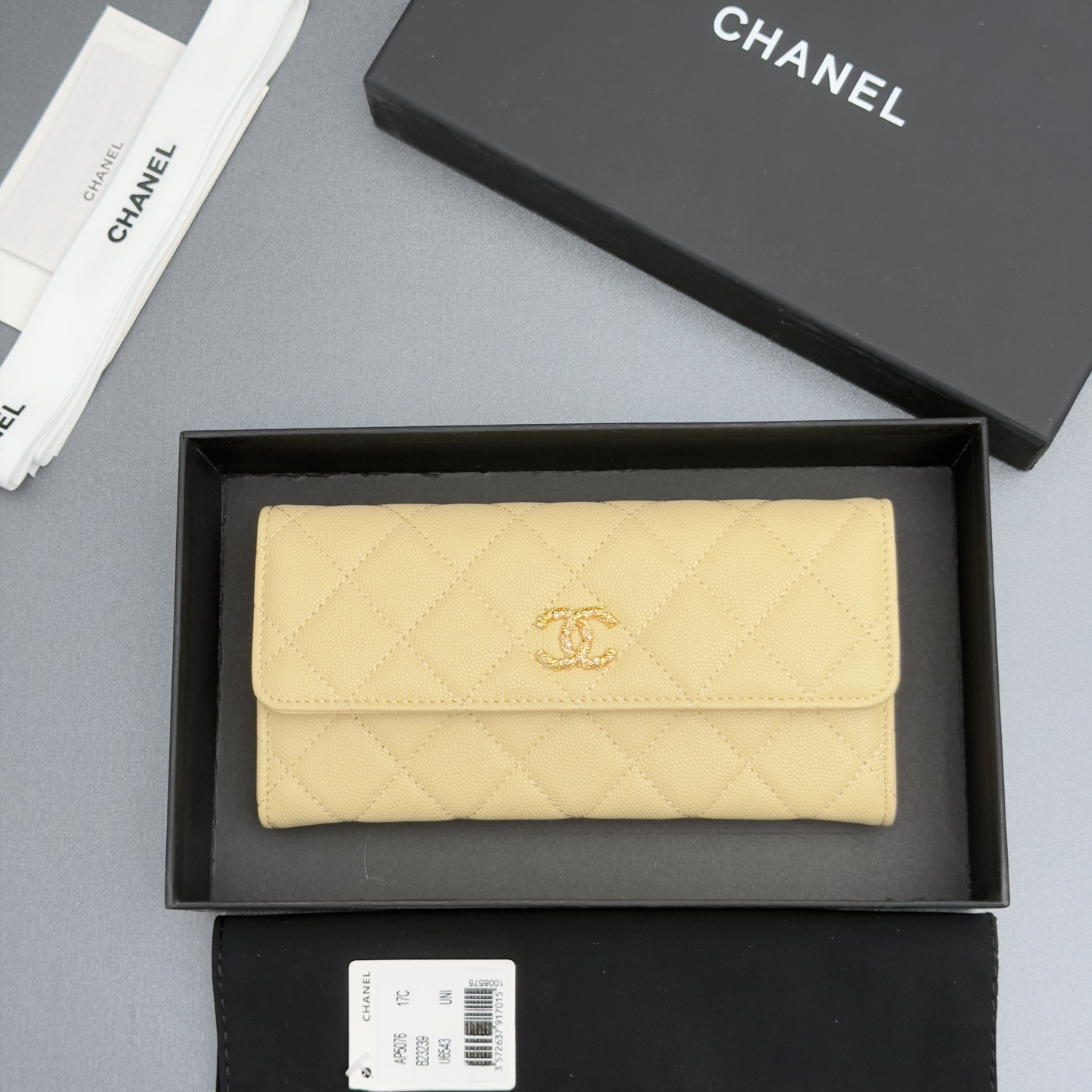 NO:880774,26 new style caviar cowhide with colorful gemstones. Fashionable, elegant and refined, long clip wallet series. Fine ball gold hardware. 12 card slots, 2 bill compartments, 1 zipper bag. Flip button closure. Price: No.: AP 5076. Size: w11xh7.5xd2cm, chanel wallet, chanel, wallets, cowhide.1986090926新款鱼仔酱牛皮搭配多彩宝石 时尚高雅精致,长夹钱包系列 细球纹金色五金 12个卡槽,2个钞票隔层,1个拉链袋 翻盖按钮开合 价格: 编号:AP 5076 尺寸:w11xh7.5xd2cm,chanel钱包,chanel,wallets,cowhide,欧美剧