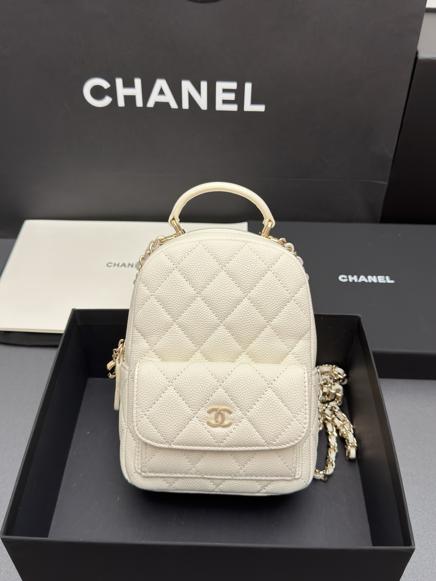 NO:894699,Special grade original leather 24A series mini schoolbags and backpacks, fashion and classic, timeless, elegant and refined, can store various small daily necessities, suitable for various occasions. Leather imported caviar cowhide Hardware all steel light gold Sizew13xh18xd9cm Model AS 3753 Color: white fine ball pattern/gold, CHANEL, chanel, backpacks, cowhide19860909特级 原厂皮 24A系列 迷你小书包 背包 时尚与经典融为一体,永不过时 ,高雅精致,可收纳各种小件日常用品,适合各种场合. 皮料原厂进口鱼子酱牛皮 五金全钢浅金 Sizew13xh18xd9cm 型号AS 3753 颜色:白色细球纹/金,CHANEL,chanel,backpacks,cowhide,Bag