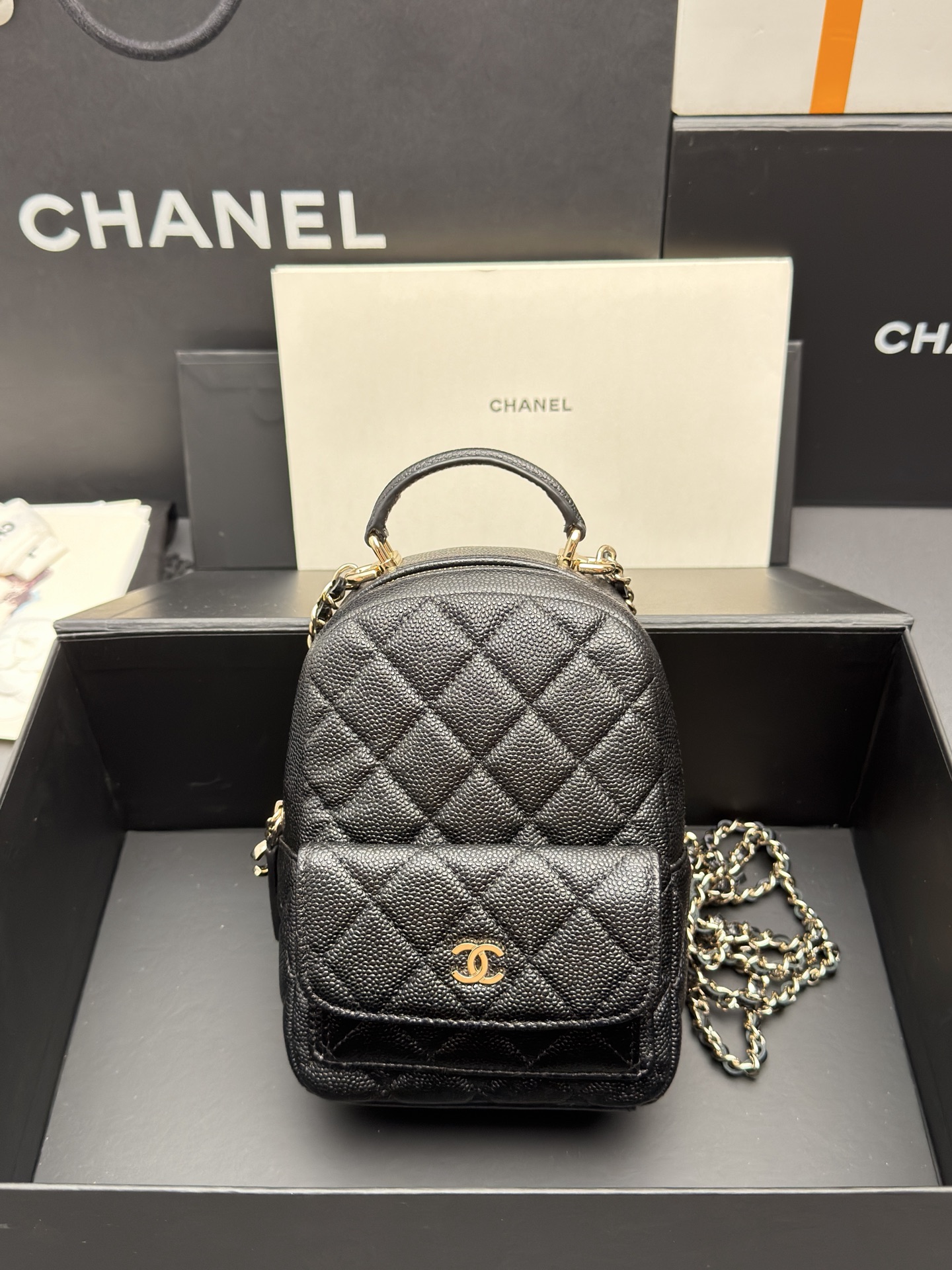 NO:894696,Special grade original leather 24A series mini schoolbags and backpacks, fashion and classic, timeless, elegant and refined, can store various small daily necessities, suitable for various occasions. Leather imported caviar cowhide Hardware all steel light gold Sizew13xh18xd9cm Model AS 3753 Color: black fine ball pattern/gold, CHANEL, chanel, backpacks, cowhide19860909特级 原厂皮 24A系列 迷你小书包 背包 时尚与经典融为一体,永不过时 ,高雅精致,可收纳各种小件日常用品,适合各种场合. 皮料原厂进口鱼子酱牛皮 五金全钢浅金 Sizew13xh18xd9cm 型号AS 3753 颜色:黑色细球纹/金,CHANEL,chanel,backpacks,cowhide,Bag