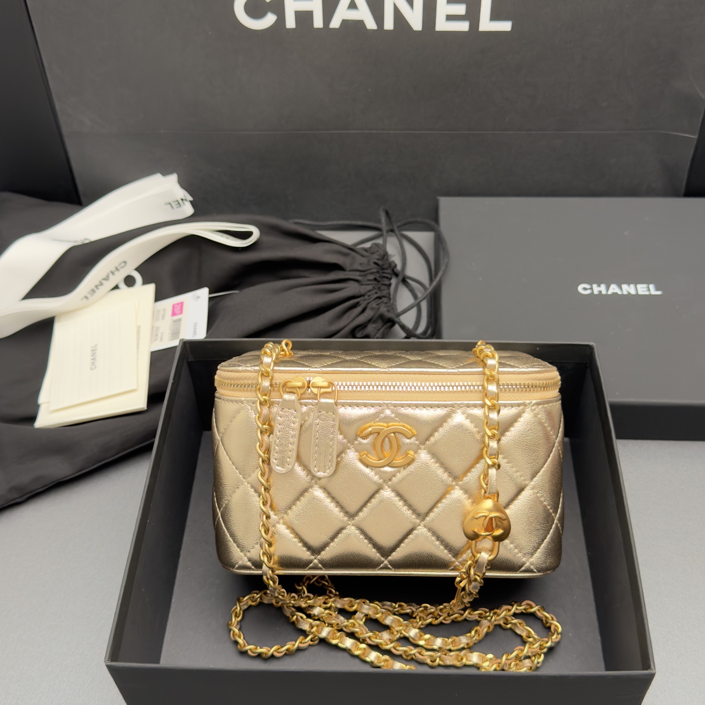 NO:880015,26P series love chain cosmetic bag/lipstick bag: 16.5cm, fashionable and classic, timeless, elegant and refined, with mirror inside, can store various small daily necessities, suitable for various occasions. Leather material imported from the factory, sheepskin, hardware, pure steel, sizew16.5xh10xd8cm, model AP 5064, color: gold sheepskin gold buckle, CHANEL, chanel, cosmetic bags &  cases, sheepskin1986090926P系列 爱心锁链化妆包/口红包:16.5cm 时尚与经典融为一体,永不过时 ,高雅精致,内带镜子,可收纳各种小件日常用品,适合各种场合. 皮料原厂进口羊皮 五金全钢足金 Sizew16.5xh10xd8cm 型号AP 5064 颜色:金色羊皮金扣,CHANEL,chanel,cosmetic bags & cases,sheepskin,Bag