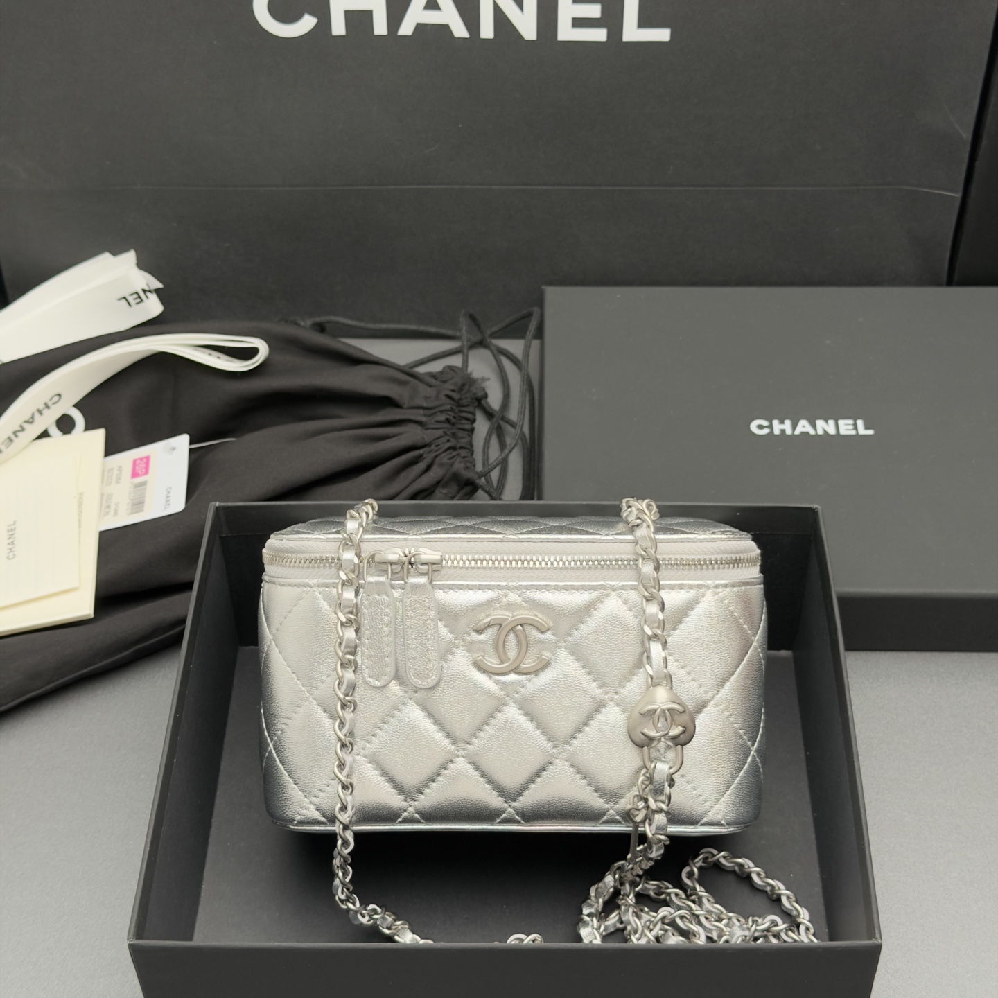 NO:880009,26P series love chain cosmetic bag/lipstick bag: 16.5cm, fashionable and classic, timeless, elegant and refined, with mirror inside, can store various small daily necessities, suitable for various occasions. Leather imported from the original factory Sheepskin Hardware all-steel silver Sizew16.5xh10xd8cm Model AP 5064 Color: silver sheepskin silver buckle, CHANEL, chanel, cosmetic bags &  cases, sheepskin1986090926P系列 爱心锁链化妆包/口红包:16.5cm 时尚与经典融为一体,永不过时 ,高雅精致,内带镜子,可收纳各种小件日常用品,适合各种场合. 皮料原厂进口羊皮 五金全钢银色 Sizew16.5xh10xd8cm 型号AP 5064 颜色:银色羊皮银扣,CHANEL,chanel,cosmetic bags & cases,sheepskin,Bag