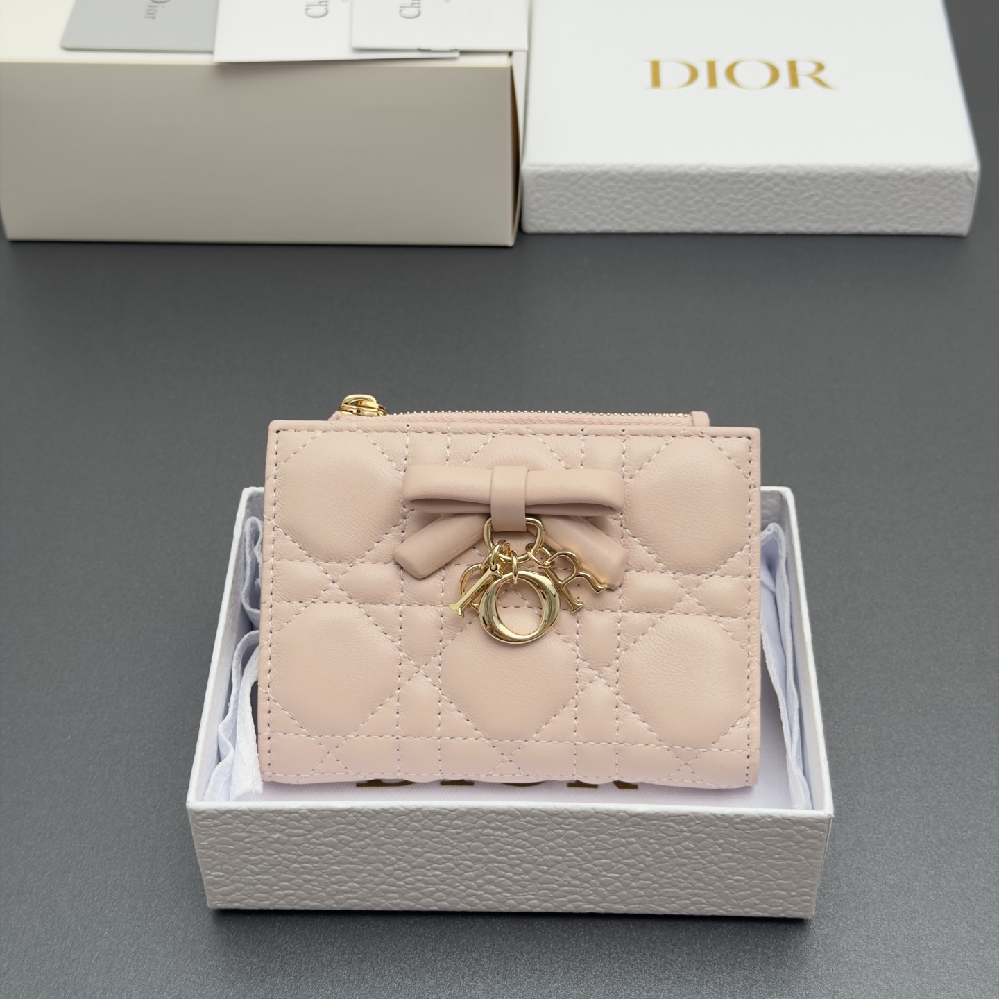 NO:880040,[Lady Dahlia Wallet Series] is carefully made of soft sheepskin and other materials, with oversized cannage pattern topstitching, brand charms and leather bows of the same color to make it more refined and elegant. It has 6 card slots, 4 slip pockets, 1 cash compartment, and 1 zipper pocket, suitable for various occasions. Model S soft pink teng pattern sheepskin size w12xh9xd2cm, Dior~ wallet, dior, wallets, sheepskin19860909【Lady Dahlia钱包系列】 采用柔软羊皮革等材料精心制作,搭配超大藤格纹缉面线,品牌吊饰搭配同色调皮革蝴蝶结更显精致,高雅,设有6个卡糟,4个插袋,1个现金隔层,1个拉链口袋,适合各种场合. 型号S 淡柔粉腾格纹羊皮 尺寸w12xh9xd2cm,Dior~钱包,dior,wallets,sheepskin,Bag