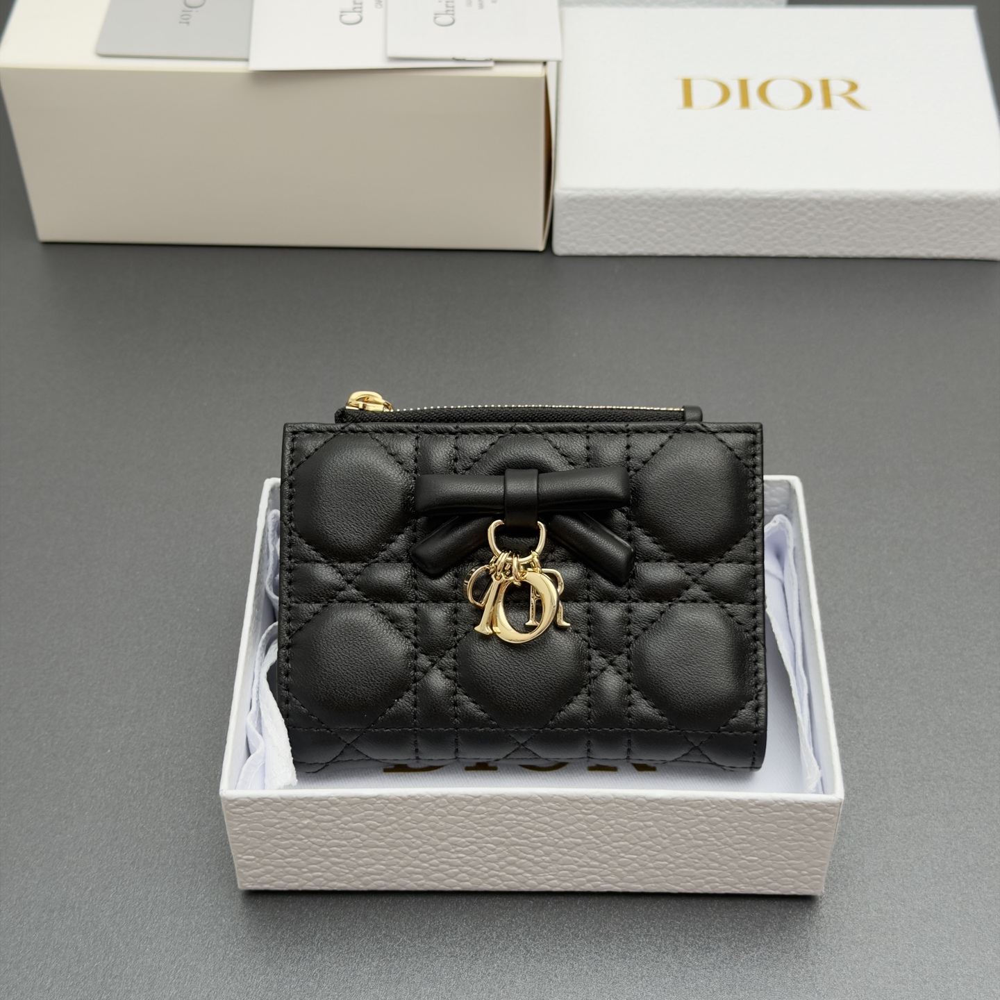 NO:880035,[Lady Dahlia Wallet Series] is carefully made of soft sheep leather and other materials, with oversized cannage pattern topstitching, brand charms and leather bows of the same color to make it more refined and elegant. It has 6 card slots, 4 slip pockets, 1 cash compartment, and 1 zipper pocket, suitable for various occasions. Model S black teng pattern sheepskin size w12xh9xd2cm, Dior~ wallet, dior, wallets, sheepskin19860909【Lady Dahlia钱包系列】 采用柔软羊皮革等材料精心制作,搭配超大藤格纹缉面线,品牌吊饰搭配同色调皮革蝴蝶结更显精致,高雅,设有6个卡糟,4个插袋,1个现金隔层,1个拉链口袋,适合各种场合. 型号S 黑色腾格纹羊皮 尺寸w12xh9xd2cm,Dior~钱包,dior,wallets,sheepskin,Bag