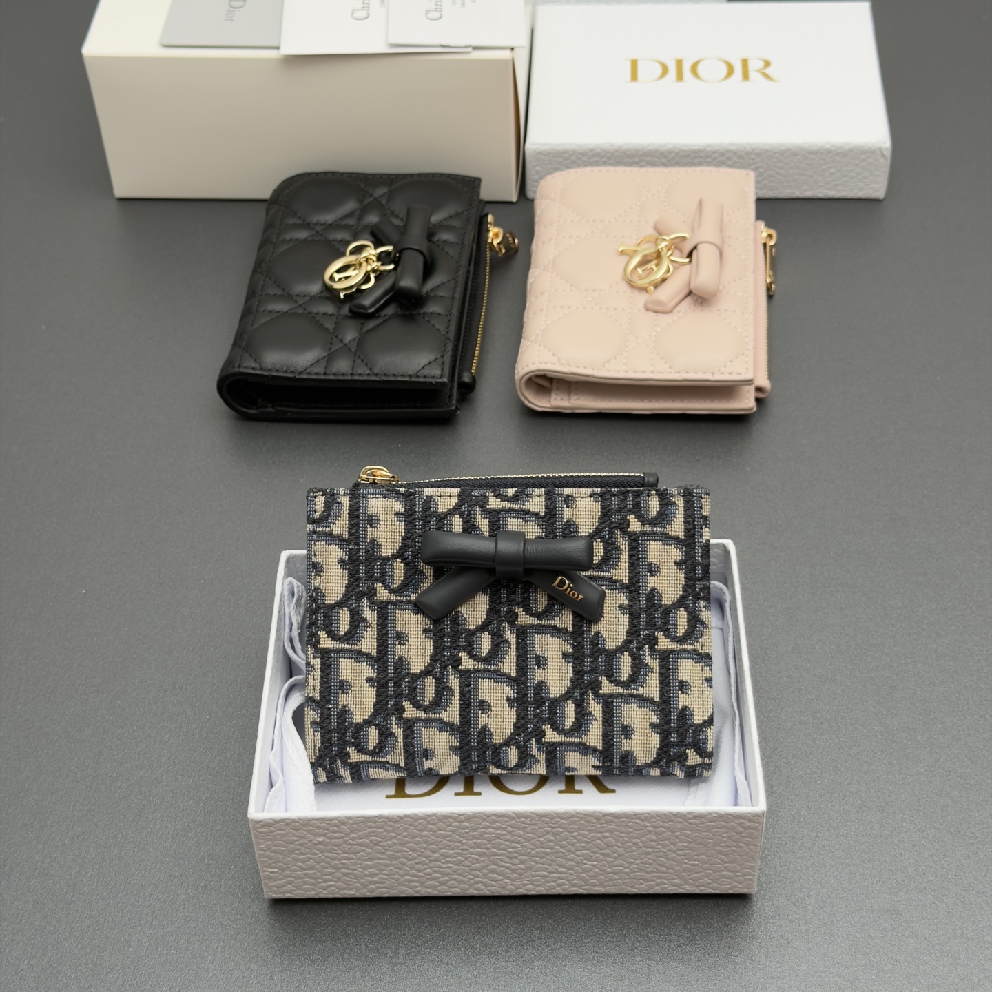 NO:940817,[Lady Dahlia Wallet Series] is carefully made of leather and other materials, and the brand charms are matched with leather bows of the same color to make it more refined and elegant. It has 6 card slots, 4 slip pockets, 1 cash compartment, and 1 zipper pocket, suitable for various occasions. Model S2503 Model: S2605, Dior wallet, dior, wallets19860909【Lady Dahlia钱包系列】 采用皮革等材料精心制作,品牌吊饰搭配同色调皮革蝴蝶结更显精致,高雅,设有6个卡糟,4个插袋,1个现金隔层,1个拉链口袋,适合各种场合. 型号S2503  型号: S2605,迪奥钱包,dior,wallets,Bag