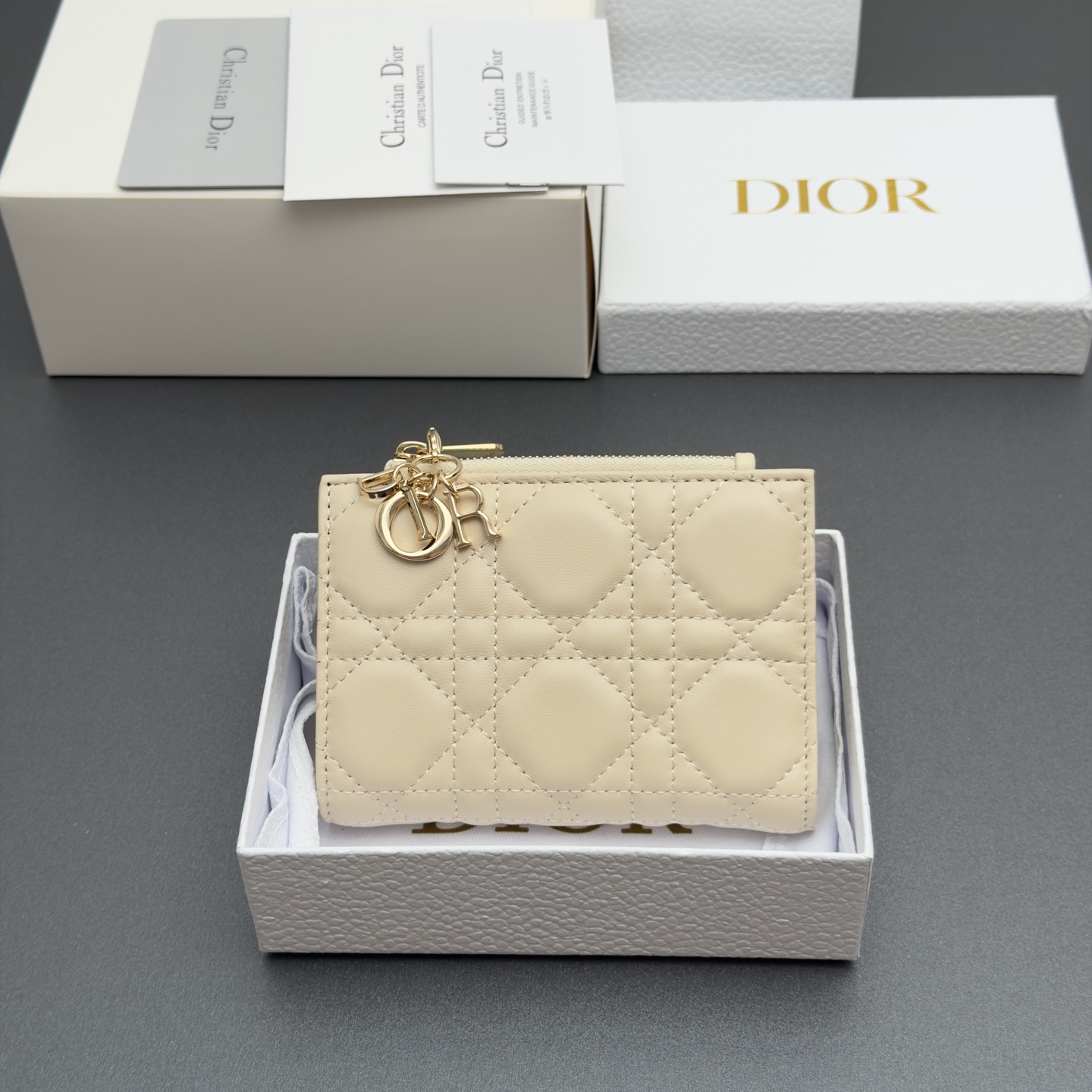 NO:880025,[Lady Dahlia Wallet Series] is carefully made of soft sheep leather and other materials, with oversized cannage pattern topstitching, and brand charms with leather bows of the same color to make it more refined and elegant. It has 6 card slots, 4 slip pockets, 1 cash compartment, and 1 zipper pocket. It is fashionable and exquisite, with spacious space, suitable for various occasions. Model S6037 Apricot Tengg pattern sheepskin  Size w12xh9xd2cm,Dior~wallet,dior,wallets,sheepskin19860909【Lady Dahlia钱包系列】 采用柔软羊皮革等材料精心制作,搭配超大藤格纹缉面线,品牌吊饰搭配同色调皮革蝴蝶结更显精致,高雅,设有6个卡糟,4个插袋,1个现金隔层,1个拉链口袋,时尚精美,空间寞敞,适合各种场合. 型号S6037 杏色腾格纹羊皮 尺寸w12xh9xd2cm,Dior~钱包,dior,wallets,sheepskin,Bag