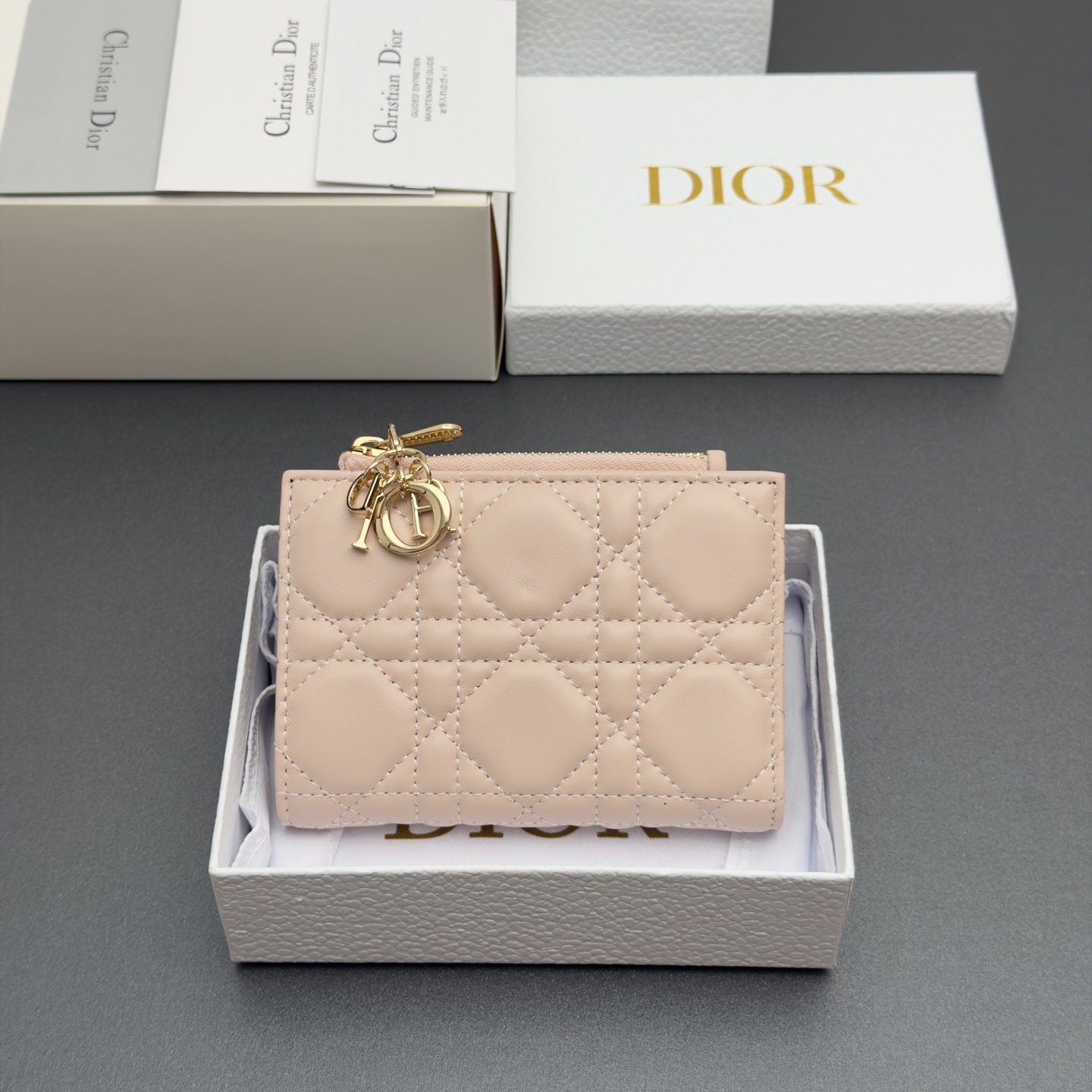 NO:880019,[Lady Dahlia Wallet Series] is carefully made of soft sheep leather and other materials, with oversized cannage pattern topstitching, brand charms and leather bows of the same color to make it more refined and elegant. It has 6 card slots, 4 slip pockets, 1 cash compartment, and 1 zipper pocket. It is fashionable and exquisite, with spacious space, suitable for various occasions. Model S6037 Rouge Pink Teng Check Sheepskin  Size w12xh9xd2cm,Dior~wallet,dior,wallets,sheepskin19860909【Lady Dahlia钱包系列】 采用柔软羊皮革等材料精心制作,搭配超大藤格纹缉面线,品牌吊饰搭配同色调皮革蝴蝶结更显精致,高雅,设有6个卡糟,4个插袋,1个现金隔层,1个拉链口袋,时尚精美,空间寞敞,适合各种场合. 型号S6037 胭脂粉腾格纹羊皮 尺寸w12xh9xd2cm,Dior~钱包,dior,wallets,sheepskin,Bag