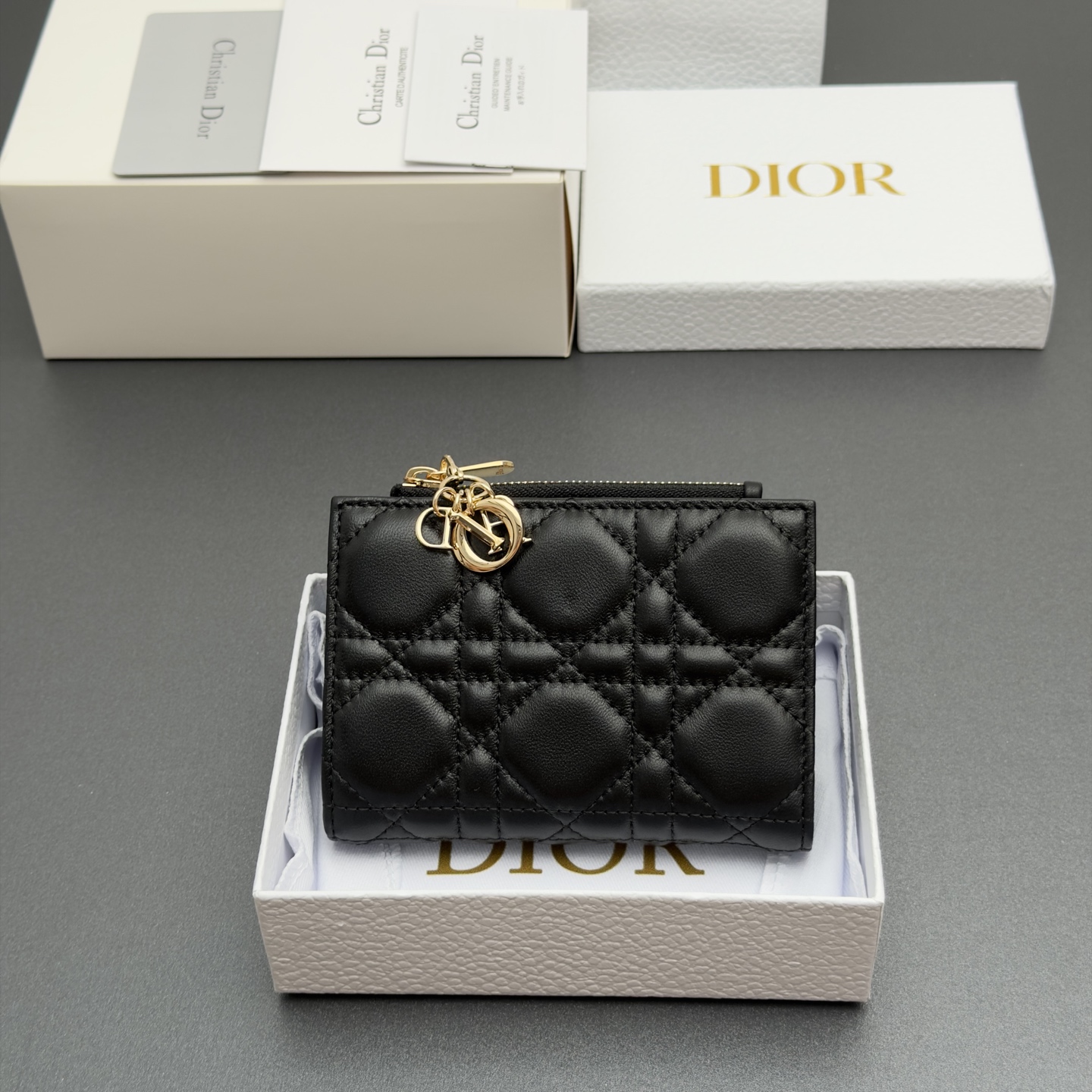 NO:880013,[Lady Dahlia Wallet Series] is carefully made of soft sheep leather and other materials, with oversized cannage pattern topstitching, brand charms and leather bows of the same color to make it more refined and elegant. It has 6 card slots, 4 slip pockets, 1 cash compartment, and 1 zipper pocket. It is fashionable and exquisite, with spacious space, suitable for various occasions. Model S6037 black teng pattern sheepskin  Size w12xh9xd2cm,Dior~wallet,dior,wallets,sheepskin19860909【Lady Dahlia钱包系列】 采用柔软羊皮革等材料精心制作,搭配超大藤格纹缉面线,品牌吊饰搭配同色调皮革蝴蝶结更显精致,高雅,设有6个卡糟,4个插袋,1个现金隔层,1个拉链口袋,时尚精美,空间寞敞,适合各种场合. 型号S6037 黑色腾格纹羊皮 尺寸w12xh9xd2cm,Dior~钱包,dior,wallets,sheepskin,Bag