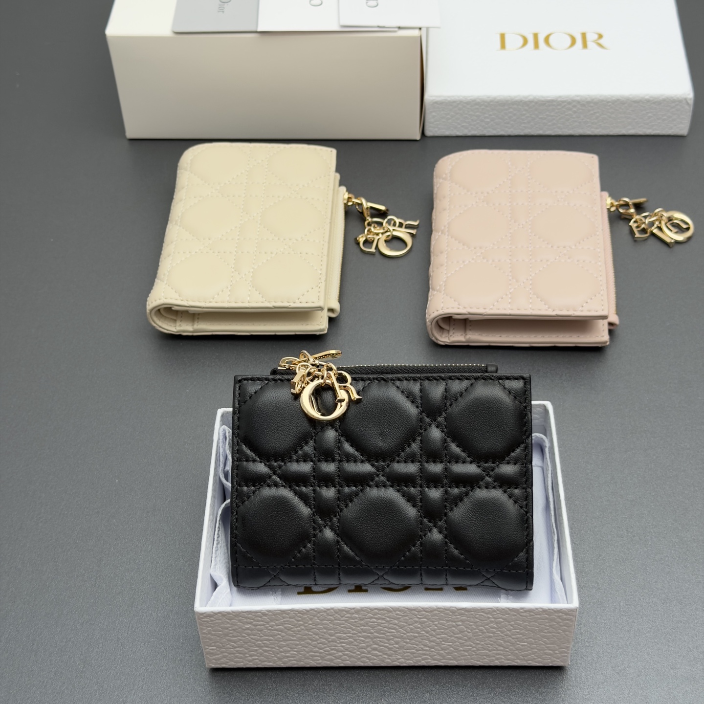 NO:940818,[Lady Dahlia Wallet Series] is carefully made of soft sheep leather and other materials, with oversized cannage pattern topstitching, brand charms and leather bows of the same color to make it more refined and elegant. It has 6 card slots, 4 slip pockets, 1 cash compartment, and 1 zipper pocket. It is fashionable and exquisite, with spacious space, suitable for various occasions. Model S6037 Tengg pattern sheepskin  Size w12xh9xd2cm, Dior wallet, dior, wallets, sheepskin19860909【Lady Dahlia钱包系列】 采用柔软羊皮革等材料精心制作,搭配超大藤格纹缉面线,品牌吊饰搭配同色调皮革蝴蝶结更显精致,高雅,设有6个卡糟,4个插袋,1个现金隔层,1个拉链口袋,时尚精美,空间寞敞,适合各种场合. 型号S6037 腾格纹羊皮 尺寸w12xh9xd2cm,迪奥钱包,dior,wallets,sheepskin,Bag