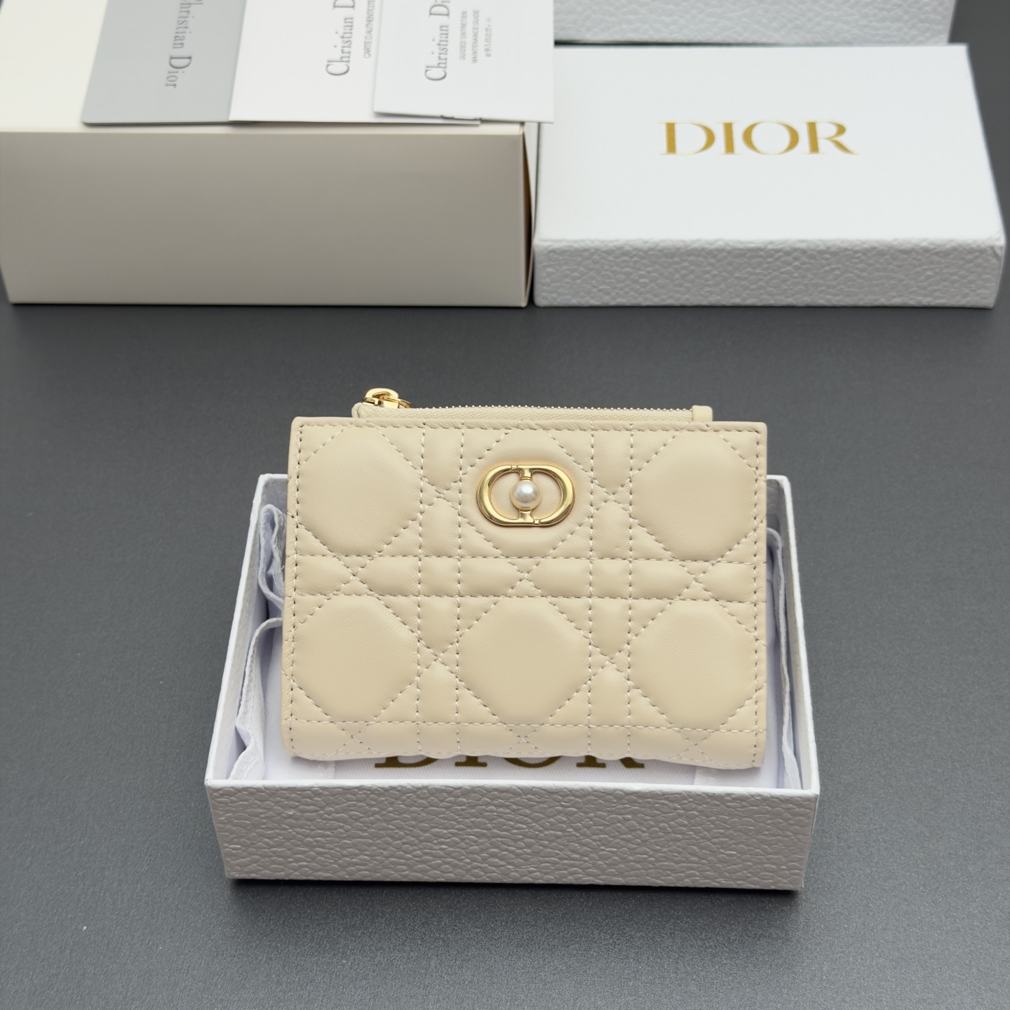 NO:880000,[Jolie Freesia Wallet Series] Carefully made of soft sheepskin and other materials, decorated with cannage pattern topstitching and brand logo decorated with resin beads. It has 6 card slots, 4 slip pockets, 1 cash compartment, and 1 zipper pocket. It is fashionable and exquisite, spacious and suitable for various occasions. Model S3113 apricot teng pattern sheepskin size w12xh9xd2cm, Dior~ wallet, dior, wallets, sheepskin19860909【Jolie Freesia钱包系列】 采用柔软羊皮革等材料精心制作,饰以藤格纹缉面线,缀以树脂珠饰装饰的品牌棒志.设有6个卡糟,4个插袋,1个现金隔层,1个拉链口袋,时尚精美,空间寞敞,适合各种场合. 型号S3113杏色腾格纹羊皮 尺寸w12xh9xd2cm,Dior~钱包,dior,wallets,sheepskin,Bag
