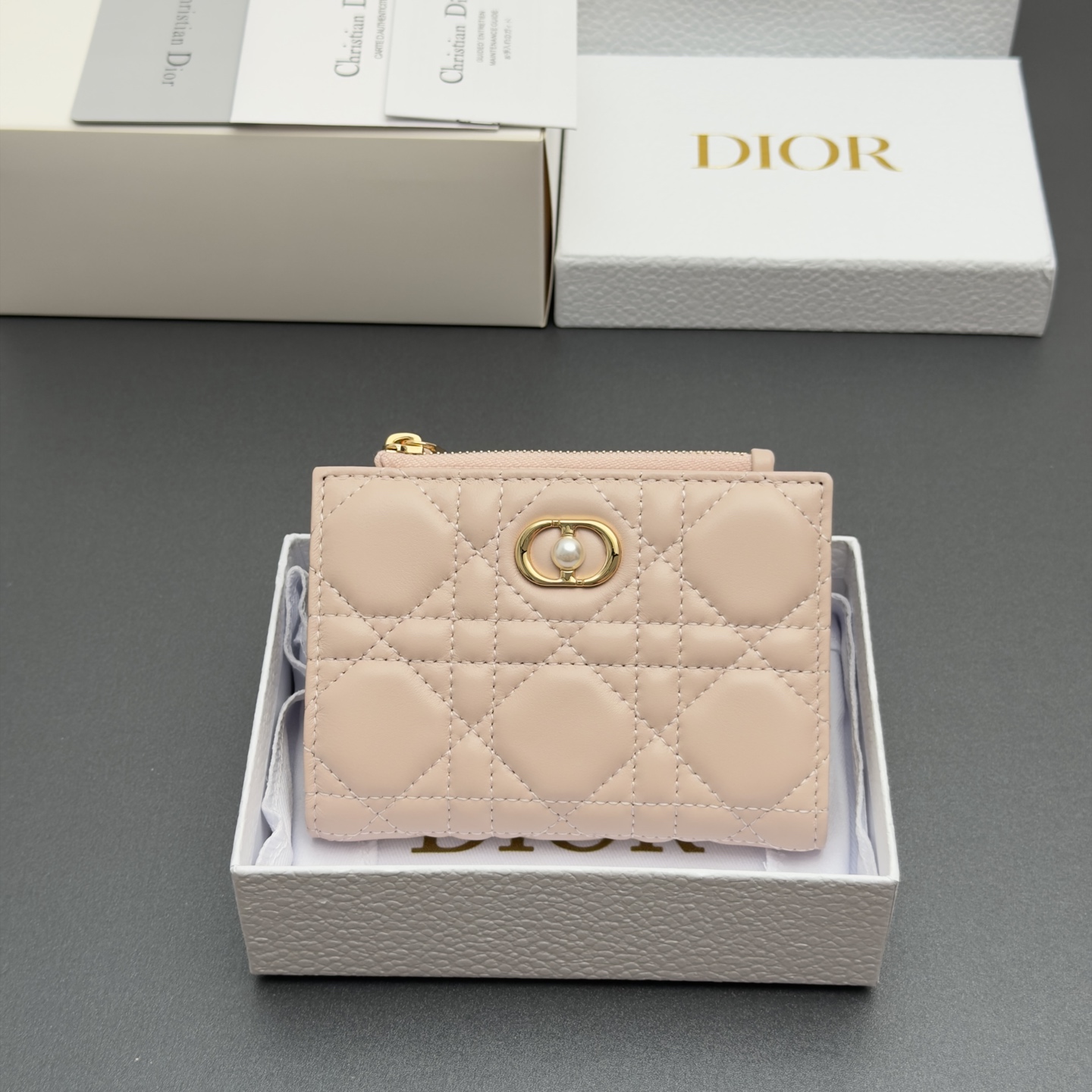 NO:879996,[Jolie Freesia Wallet Series] Carefully crafted from soft sheep leather and other materials, decorated with cannage pattern topstitching and a brand logo decorated with resin beads. Equipped with 6 card slots, 4 slip pockets, 1 cash compartment, and 1 zipper pocket, it is fashionable and exquisite, with spacious space, suitable for various occasions. Model S3113 Blush Pink Check Pattern Sheepskin  Size w12xh9xd2cm,Dior~wallet,dior,wallets,sheepskin19860909【Jolie Freesia钱包系列】 采用柔软羊皮革等材料精心制作,饰以藤格纹缉面线,缀以树脂珠饰装饰的品牌棒志.设有6个卡糟,4个插袋,1个现金隔层,1个拉链口袋,时尚精美,空间寞敞,适合各种场合. 型号S3113胭脂粉腾格纹羊皮 尺寸w12xh9xd2cm,Dior~钱包,dior,wallets,sheepskin,Bag