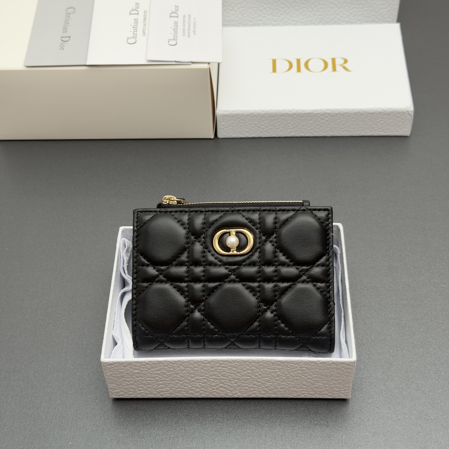 NO:879991,[Jolie Freesia Wallet Series] Carefully made of soft sheepskin and other materials, decorated with cannage pattern topstitching and brand logo decorated with resin beads. It has 6 card slots, 4 slip pockets, 1 cash compartment, and 1 zipper pocket. It is fashionable and exquisite, spacious and suitable for various occasions. Model S3113 black teng pattern sheepskin size w12xh9xd2cm, Dior~ wallet, dior, wallets, sheepskin19860909【Jolie Freesia钱包系列】 采用柔软羊皮革等材料精心制作,饰以藤格纹缉面线,缀以树脂珠饰装饰的品牌棒志.设有6个卡糟,4个插袋,1个现金隔层,1个拉链口袋,时尚精美,空间寞敞,适合各种场合. 型号S3113黑色腾格纹羊皮 尺寸w12xh9xd2cm,Dior~钱包,dior,wallets,sheepskin,Bag
