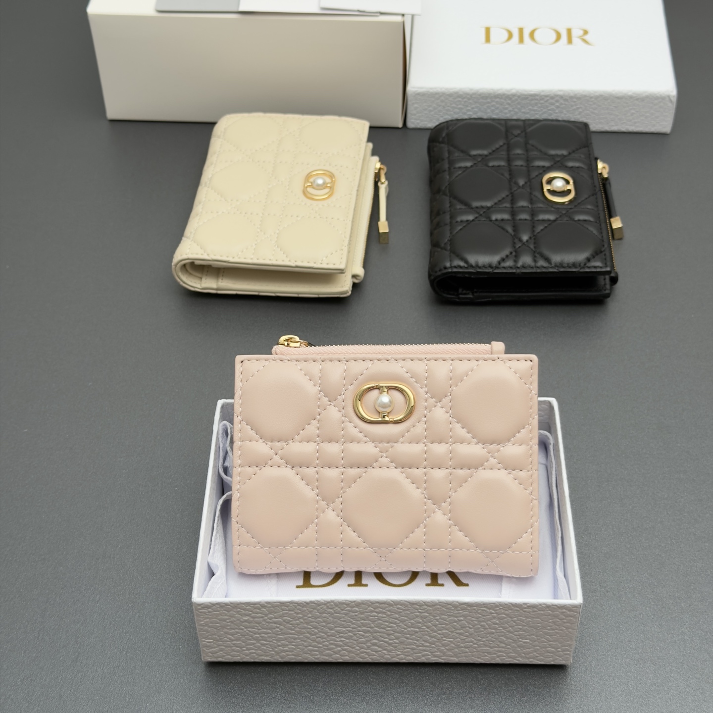 NO:940816,[Jolie Freesia Wallet Series] is carefully made of soft sheep leather and other materials, decorated with cannage pattern topstitching and a brand logo decorated with resin beads. It has 6 card slots, 4 slip pockets, 1 cash compartment, and 1 zipper pocket. It is fashionable and exquisite, spacious and suitable for various occasions. Model S3113 size w12xh9xd2cm, Dior wallet, dior, wallets, sheepskin19860909【Jolie Freesia钱包系列】 采用柔软羊皮革等材料精心制作,饰以藤格纹缉面线,缀以树脂珠饰装饰的品牌棒志.设有6个卡糟,4个插袋,1个现金隔层,1个拉链口袋,时尚精美,空间寞敞,适合各种场合. 型号S3113 尺寸w12xh9xd2cm,迪奥钱包,dior,wallets,sheepskin,Bag