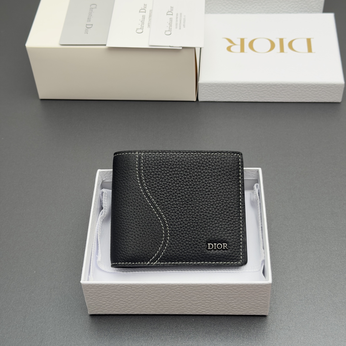 NO:879986,[Men's Bifold Saddle Wallet Series] This model is carefully crafted from black grained cowhide, decorated with contrasting topstitching, highlighting the classic silhouette of the saddle series, and decorated with a metal brand logo on the front. It has 8 card slots, 2 bill pockets, and a double cash compartment. It is fashionable and exquisite, spacious and suitable for various occasions. Model H076 Grained Black/Cow Leather  Size w11.5xh9.5xd3cm,Dior~wallet,dior,wallets,cowhide19860909【男士双折马鞍钱包系列】 这款采用黑色粒面牛皮精心制作,饰以对比鲜明的缉面线,突显马鞍系列的经典廓形,正面饰以金属品牌标志.8个卡槽,2个票据插袋,双层现金隔层,时尚精美,空间寞敞,适合各种场合. 型号H076 粒面黑/牛皮 尺寸w11.5xh9.5xd3cm,Dior~钱包,dior,wallets,cowhide,Bag