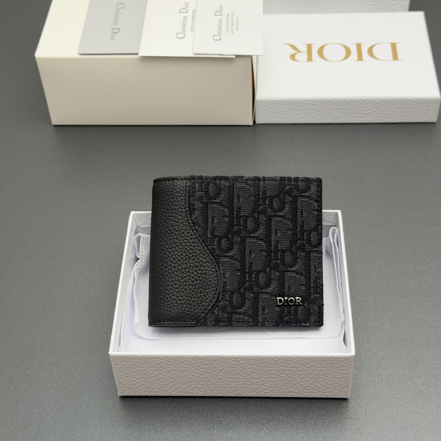 NO:879981,[Men's Bifold Saddle Wallet Series] This is carefully crafted with black grained cowhide and oblique printed fabric, highlighting the classic silhouette of the saddle series, and is decorated with a metal brand logo on the front. 8 card slots, 2 bill pockets, double cash compartment, fashionable and exquisite, spacious, suitable for various occasions. Model H076 Jacquard black/cowhide Size w11.5xh9.5xd3cm, Dior~ wallet, dior, wallets, cowhide19860909【男士双折马鞍钱包系列】 这款采用黑色粒面牛皮与oblique印花面料精心制作,突显马鞍系列的经典廓形,正面饰以金属品牌标志.8个卡槽,2个票据插袋,双层现金隔层,时尚精美,空间寞敞,适合各种场合. 型号H076 提花黑/牛皮 尺寸w11.5xh9.5xd3cm,Dior~钱包,dior,wallets,cowhide,Bag