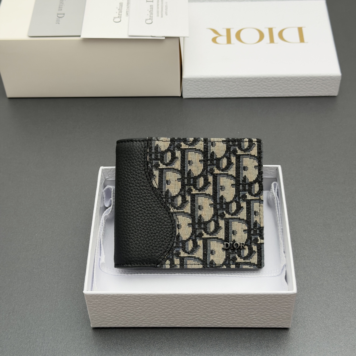NO:879976,[Men's Bifold Saddle Wallet Series] This is carefully crafted with black grained cowhide and oblique printed fabric, highlighting the classic silhouette of the saddle series, and is decorated with a metal brand logo on the front. 8 card slots, 2 bill pockets, double cash compartment, fashionable and exquisite, spacious, suitable for various occasions. Model H076 Jacquard blue/cowhide Size w11.5xh9.5xd3cm, Dior~ wallet, dior, wallets, cowhide19860909【男士双折马鞍钱包系列】 这款采用黑色粒面牛皮与oblique印花面料精心制作,突显马鞍系列的经典廓形,正面饰以金属品牌标志.8个卡槽,2个票据插袋,双层现金隔层,时尚精美,空间寞敞,适合各种场合. 型号H076 提花蓝/牛皮 尺寸w11.5xh9.5xd3cm,Dior~钱包,dior,wallets,cowhide,Bag