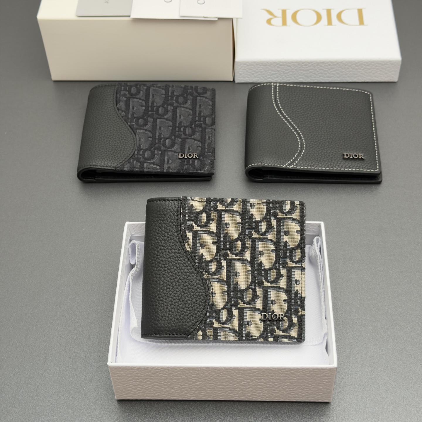 NO:879973,[Men's Bifold Saddle Wallet Series] This model is carefully made of black grained cowhide and oblique printed fabric, highlighting the classic silhouette of the saddle series, and is decorated with a metal brand logo on the front. 8 card slots, 2 bill pockets, double cash compartment, fashionable and exquisite, spacious, suitable for various occasions. Model H076 size w11.5xh9.5xd3cm, Dior~ wallet, dior, wallets, cowhide19860909【男士双折马鞍钱包系列】 这款采用黑色粒面牛皮与oblique印花面料精心制作,突显马鞍系列的经典廓形,正面饰以金属品牌标志.8个卡槽,2个票据插袋,双层现金隔层,时尚精美,空间寞敞,适合各种场合. 型号H076  尺寸w11.5xh9.5xd3cm,Dior~钱包,dior,wallets,cowhide,Bag