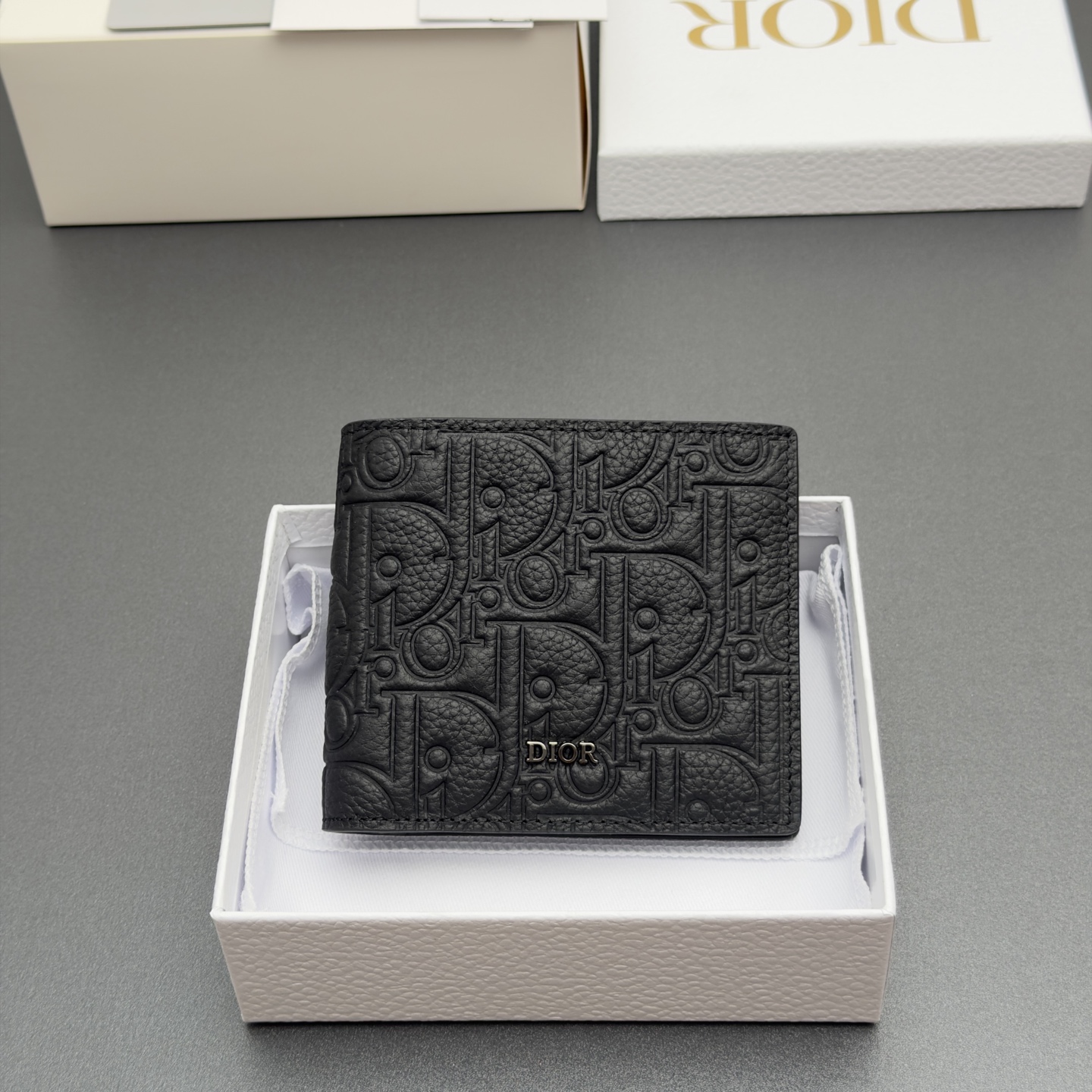 NO:879965,[Men's Bifold Wallet Series] This is carefully crafted using black grained cowhide embossing technology to delicately present classic patterns on cowhide, and is decorated with a metal brand logo on the front. It has 8 card slots, 2 bill pockets, and a double cash compartment. It is fashionable and exquisite, spacious and suitable for various occasions. Model H027 Printed black/cowhide Size w11.5xh9.5xd3cm, Dior~ wallet, dior, wallets, cowhide19860909【男士双折钱包系列】 这款采用黑色粒面牛皮压花工艺将经典图案精致呈现于牛皮革之上精心制作,正面饰以金属品牌标志.8个卡槽,2个票据插袋,双层现金隔层,时尚精美,空间寞敞,适合各种场合. 型号H027 印花黑/牛皮 尺寸w11.5xh9.5xd3cm,Dior~钱包,dior,wallets,cowhide,Bag