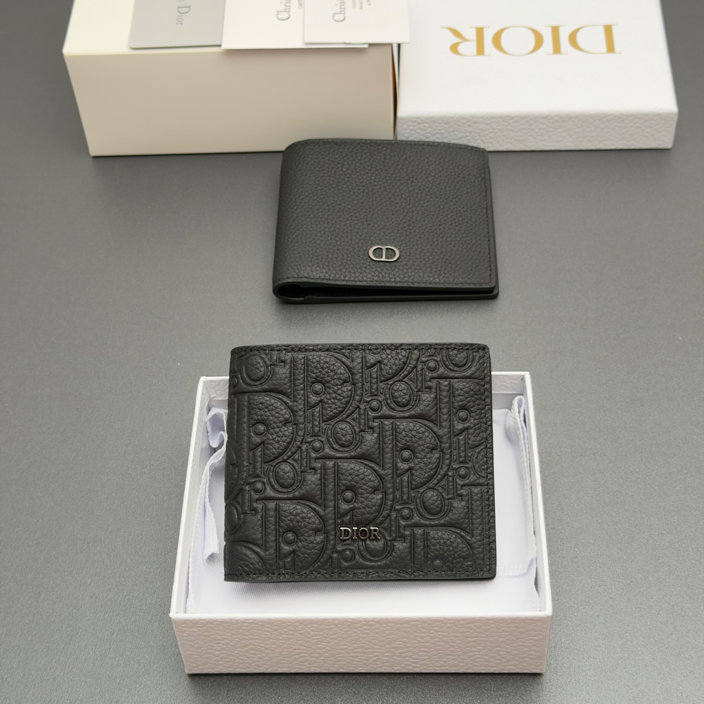 NO:940819,[Men's Bifold Wallet Series] This model is carefully made of black grained cowhide and decorated with a metal brand logo on the front. It has 8 card slots, 2 bill pockets, and double cash compartments. It is fashionable and exquisite, spacious and suitable for various occasions. Model H027 size w11.5xh9.5xd3cm, Dior wallet, dior, wallets, cowhide19860909【男士双折钱包系列】 这款采用黑色粒面牛皮精心制作,正面饰以金属品牌标志.8个卡槽,2个票据插袋,双层现金隔层,时尚精美,空间寞敞,适合各种场合. 型号H027  尺寸w11.5xh9.5xd3cm,迪奥钱包,dior,wallets,cowhide,Bag