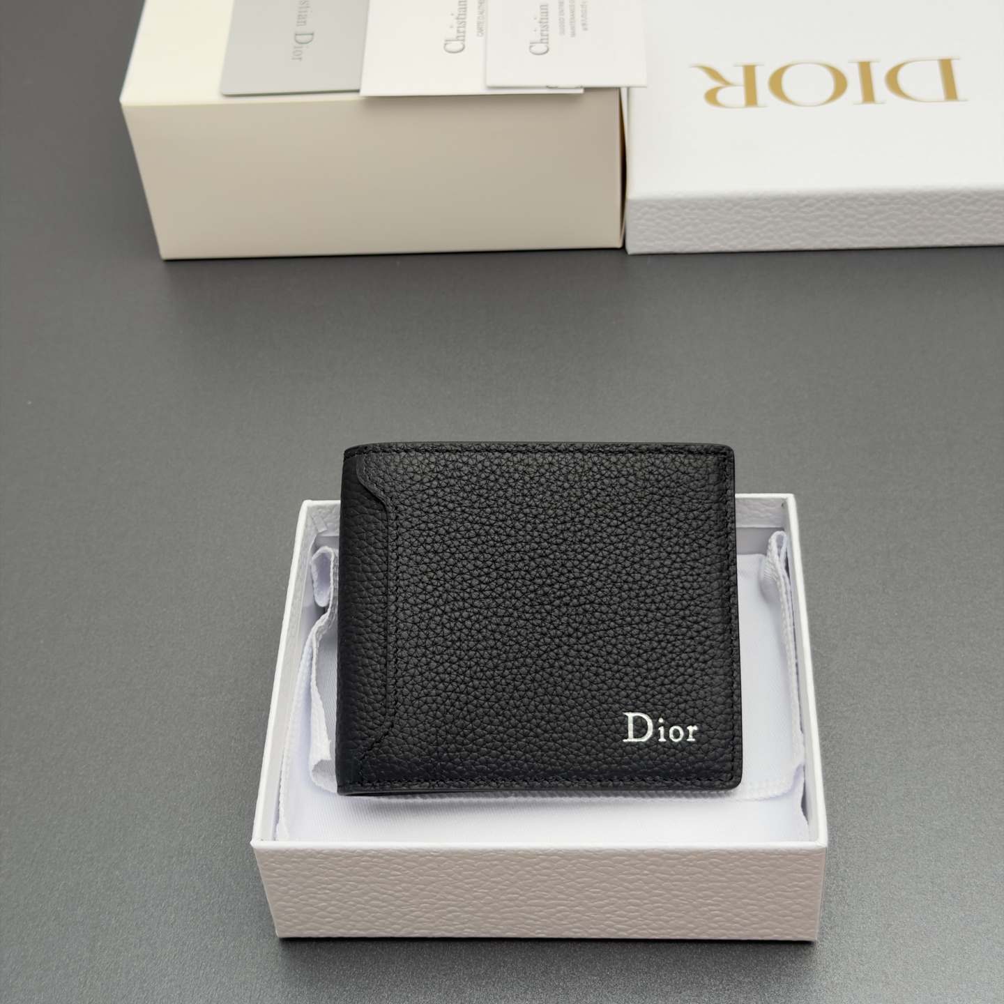 NO:879961,[Men's Archie Bifold Wallet Series] This model is carefully made of black grained cowhide, with a front card slot to enhance the style, and the front is decorated with a metal brand logo. 8 card slots, 2 bill pockets, double cash compartments, fashionable and exquisite, spacious, suitable for various occasions. Model H Grained black/cowhide Size w11.5xh9.5xd3cm, Dior~ wallet, dior, wallets, cowhide19860909【男士Archie双折钱包系列】 这款采用黑色粒面牛皮精心制作,搭配一个正面卡槽提升格调,正面饰以金属品牌标志.8个卡槽,2个票据插袋,双层现金隔层,时尚精美,空间寞敞,适合各种场合. 型号H 粒面黑/牛皮 尺寸w11.5xh9.5xd3cm,Dior~钱包,dior,wallets,cowhide,Bag