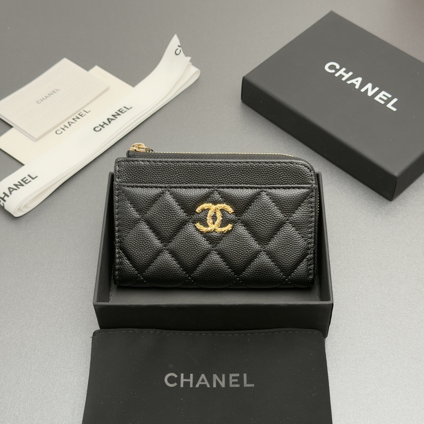 NO:879919,New fish paste cowhide with colorful gemstones, fashionable, elegant and refined, small zipper wallet card holder series Imported fish paste cowhide 6 card slots, 1 small zipper bag Zipper opening and closing Number: AP 5074 Color: black fine ball gold Size: w13xh9x2cm, Dior wallet clutch, dior, wallets, cowhide19860909新款鱼仔酱牛皮搭配多彩宝石 时尚高雅精致,小拉链钱包卡包系列 进口鱼仔酱牛皮 6个卡槽,1个小拉链袋 拉链开合 编号:AP 5074 颜色:黑色细球金 尺寸:w13xh9x2cm,Dior钱包手包,dior,wallets,cowhide,Bag