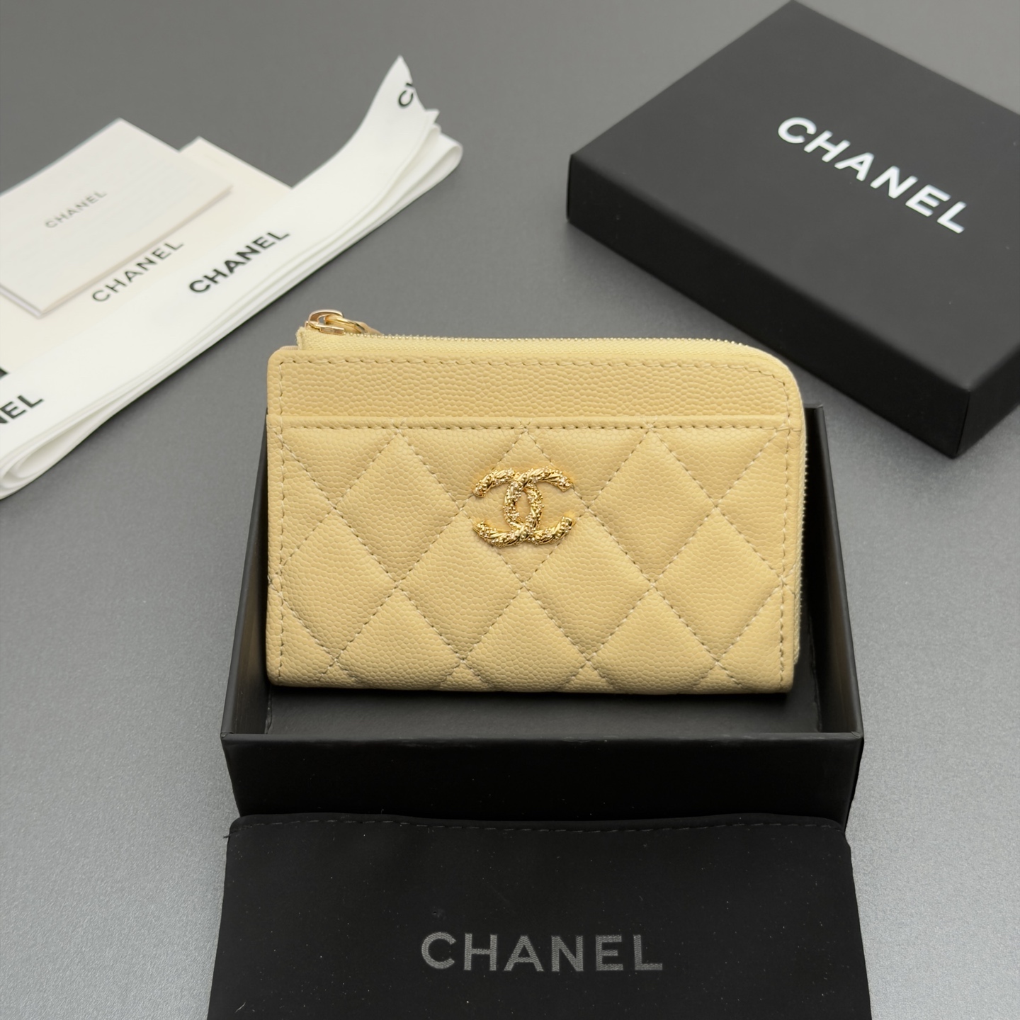 NO:879925,26 new style caviar cowhide with colorful gemstones, fashionable, elegant and exquisite, small zipper wallet card holder series imported caviar cowhide 6 card slots, 1 small zipper bag zipper opening No.: AP 5074 Color: apricot fine ball pattern gold buckle Size: w13xh9x2cm, Dior wallet handbag, dior, wallets, cowhide1986090926新款鱼仔酱牛皮搭配多彩宝石 时尚高雅精致,小拉链钱包卡包系列 进口鱼仔酱牛皮 6个卡槽,1个小拉链袋 拉链开合 编号:AP 5074 颜色:杏色细球纹金扣 尺寸:w13xh9x2cm,Dior钱包手包,dior,wallets,cowhide,Bag