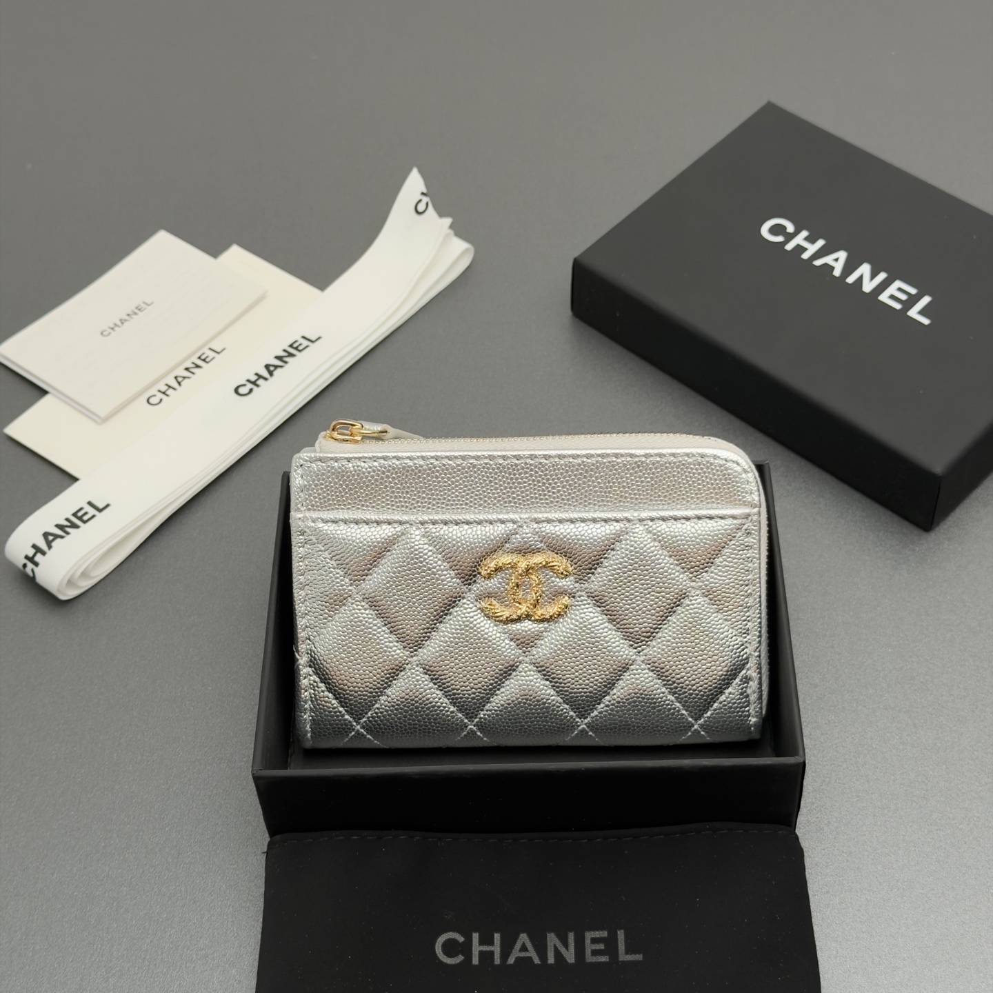 NO:879931,26 new style caviar cowhide with colorful gems, fashionable and elegant, small zipper wallet card holder series imported caviar cowhide 6 card slots, 1 small zipper bag zipper opening No.: AP 5074 Color: silver fine ball pattern gold buckle Size: w13xh9x2cm, Dior wallet handbag, dior, wallets, cowhide1986090926新款鱼仔酱牛皮搭配多彩宝石 时尚高雅精致,小拉链钱包卡包系列 进口鱼仔酱牛皮 6个卡槽,1个小拉链袋 拉链开合 编号:AP 5074 颜色:银色细球纹金扣 尺寸:w13xh9x2cm,Dior钱包手包,dior,wallets,cowhide,Bag