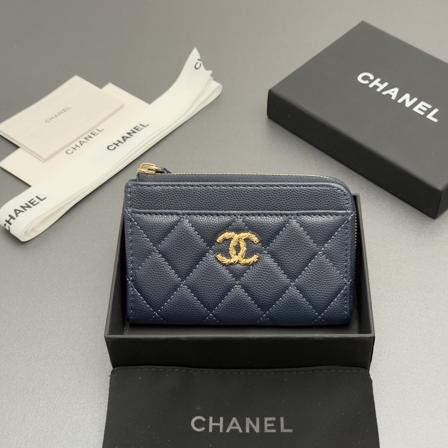 NO:879937,26 new style caviar cowhide with colorful gems, fashionable, elegant and exquisite, small zipper wallet card holder series imported caviar cowhide 6 card slots, 1 small zipper bag zipper opening No.: AP 5074 Color: royal blue fine ball pattern gold buckle Size: w13xh9x2cm, Dior wallet handbag, dior, wallets, cowhide1986090926新款鱼仔酱牛皮搭配多彩宝石 时尚高雅精致,小拉链钱包卡包系列 进口鱼仔酱牛皮 6个卡槽,1个小拉链袋 拉链开合 编号:AP 5074 颜色:宝蓝色细球纹金扣 尺寸:w13xh9x2cm,Dior钱包手包,dior,wallets,cowhide,Bag