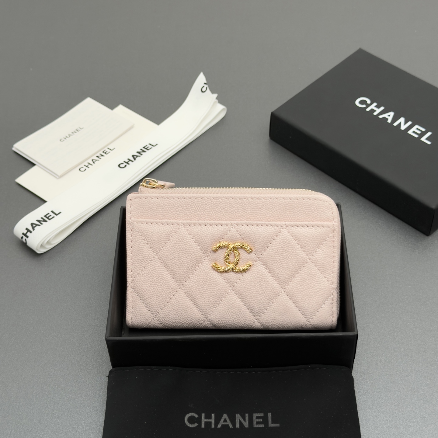 NO:879942,26 new style caviar cowhide with colorful gemstones, fashionable, elegant and exquisite, small zipper wallet card holder series imported caviar cowhide 6 card slots, 1 small zipper bag zipper opening No.: AP 5074 Color: light pink fine ball pattern gold buckle Size: w13xh9x2cm, Dior wallet handbag, dior, wallets, cowhide1986090926新款鱼仔酱牛皮搭配多彩宝石 时尚高雅精致,小拉链钱包卡包系列 进口鱼仔酱牛皮 6个卡槽,1个小拉链袋 拉链开合 编号:AP 5074 颜色:浅粉色细球纹金扣 尺寸:w13xh9x2cm,Dior钱包手包,dior,wallets,cowhide,Bag