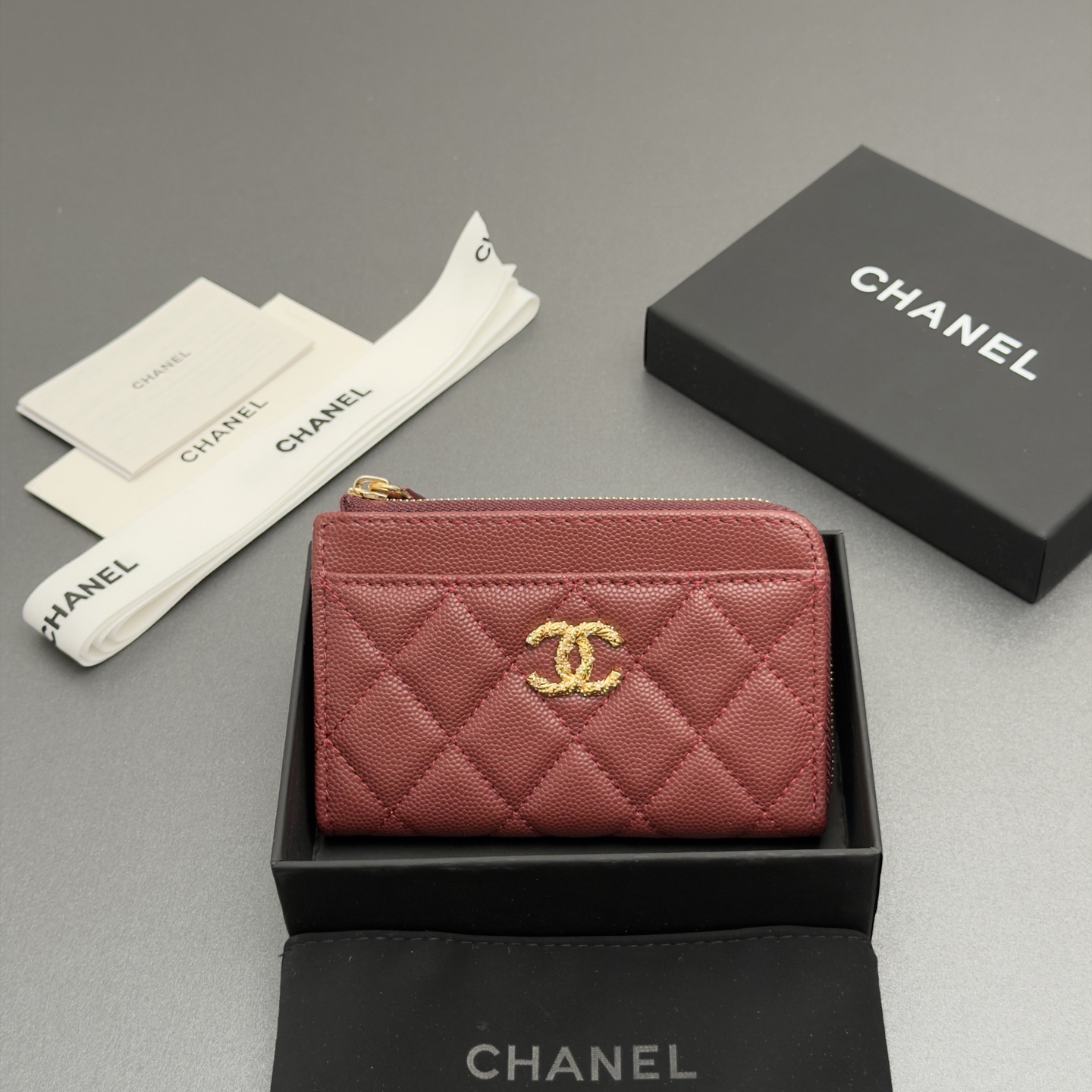 NO:879947,26 new style caviar cowhide with colorful gems, fashionable, elegant and exquisite, small zipper wallet card holder series imported caviar cowhide 6 card slots, 1 small zipper bag zipper opening No.: AP 5074 Color: burgundy fine ball pattern gold buckle Size: w13xh9x2cm, Dior wallet handbag, dior, wallets, cowhide1986090926新款鱼仔酱牛皮搭配多彩宝石 时尚高雅精致,小拉链钱包卡包系列 进口鱼仔酱牛皮 6个卡槽,1个小拉链袋 拉链开合 编号:AP 5074 颜色:酒红色细球纹金扣 尺寸:w13xh9x2cm,Dior钱包手包,dior,wallets,cowhide,Bag