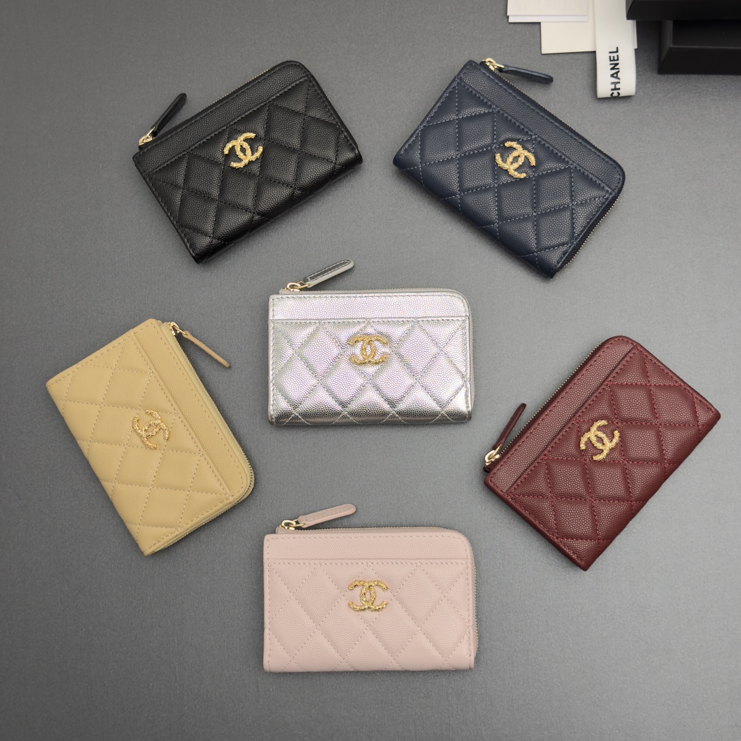 NO:880681,26 new style caviar cowhide with colorful gemstones, fashionable, elegant and exquisite, small zipper wallet card holder series imported caviar cowhide 6 card slots, 1 small zipper bag zipper opening Price: No.: AP 5074 Color: fine ball pattern gold buckle Size: w13xh9x2cm, chanel wallet miumiu, chanel, miumiu, wallets, cowhide1986090926新款鱼仔酱牛皮搭配多彩宝石 时尚高雅精致,小拉链钱包卡包系列 进口鱼仔酱牛皮 6个卡槽,1个小拉链袋 拉链开合 价格: 编号:AP 5074 颜色:细球纹金扣 尺寸:w13xh9x2cm,chanel钱包miumiu,chanel,miumiu,wallets,cowhide,欧美剧