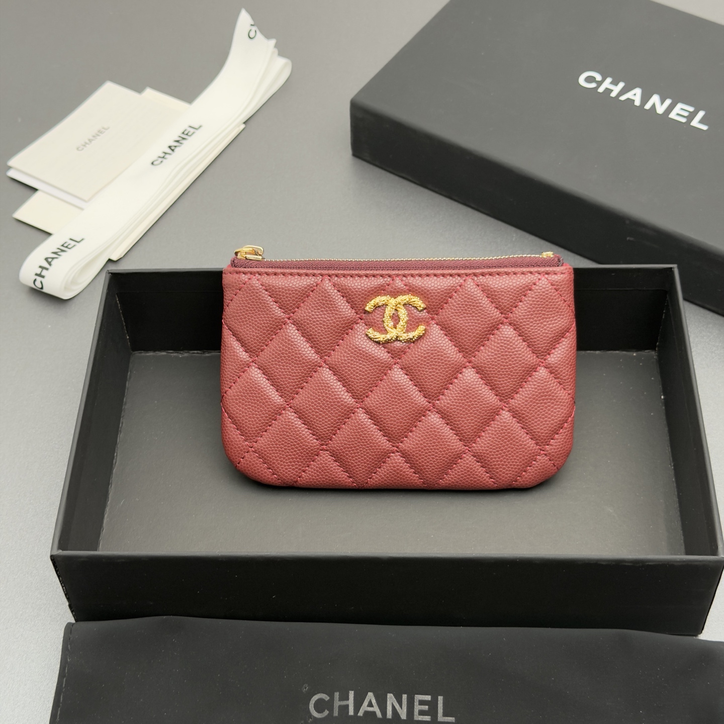 NO:879951,26 new style fish fillet cowhide with colorful gemstones, fashionable, elegant and exquisite, small envelope wallet series imported fish fillet cow leather 1 small zipper bag zipper closure No.: AP Color: burgundy fine ball pattern gold buckle Size: w14xh9.5cm, Dior wallet handbag, dior, wallets, cowhide1986090926新款鱼仔酱牛皮搭配多彩宝石 时尚高雅精致,小信封钱包系列 进口鱼仔酱牛皮 1个小拉链袋 拉链开合 编号:AP 颜色:酒红色细球纹金扣 尺寸:w14xh9.5cm,Dior钱包手包,dior,wallets,cowhide,Bag