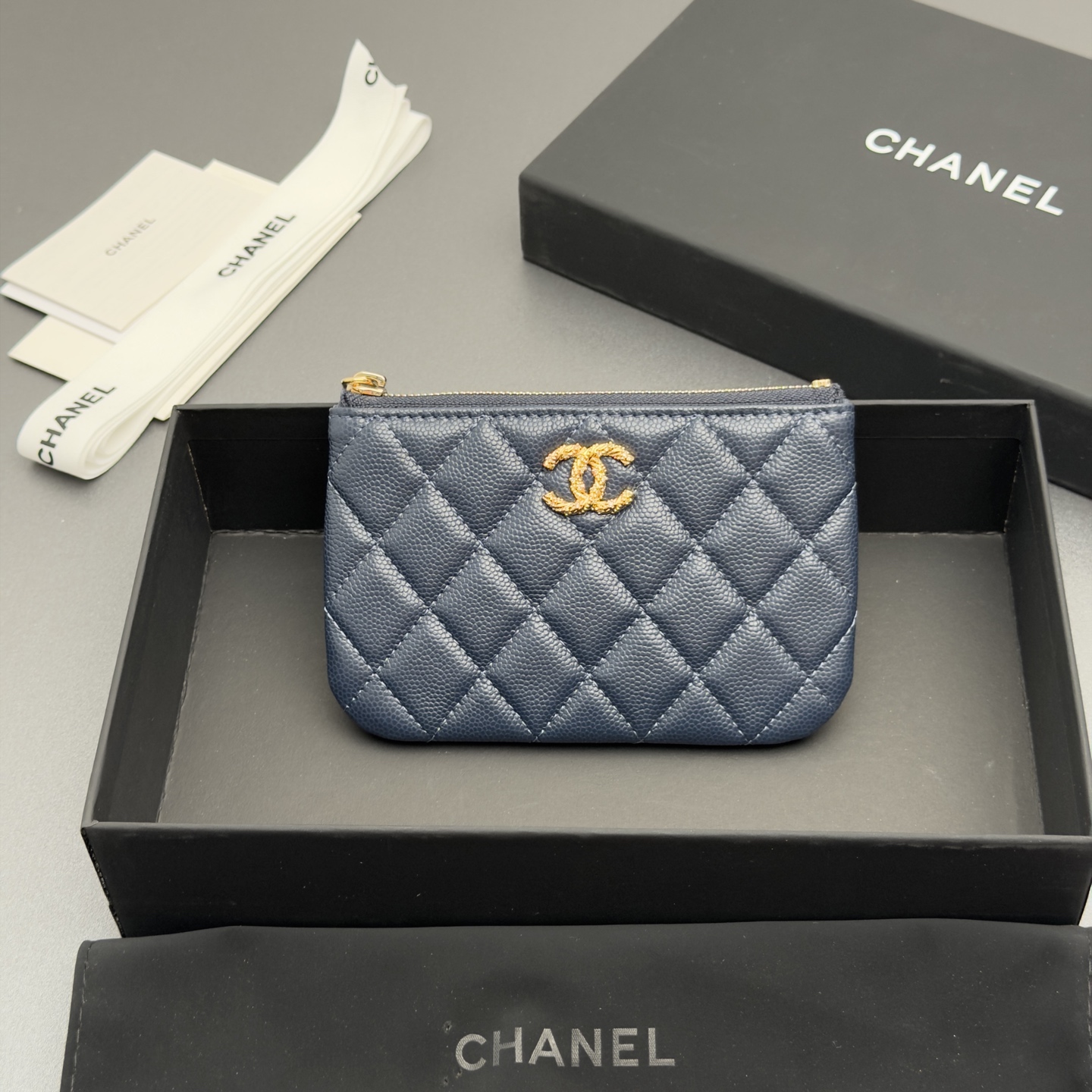 NO:879903,26 new style fish paste cowhide with colorful gemstones, fashionable and elegant, small envelope wallet series imported fish paste cowhide 1 small zipper bag zipper closure No.: AP Color: royal blue fine ball pattern gold buckle Size: w14xh9.5cm, Dior wallet handbag, dior, wallets, cowhide1986090926新款鱼仔酱牛皮搭配多彩宝石 时尚高雅精致,小信封钱包系列 进口鱼仔酱牛皮 1个小拉链袋 拉链开合 编号:AP 颜色:宝蓝色细球纹金扣 尺寸:w14xh9.5cm,Dior钱包手包,dior,wallets,cowhide,Bag