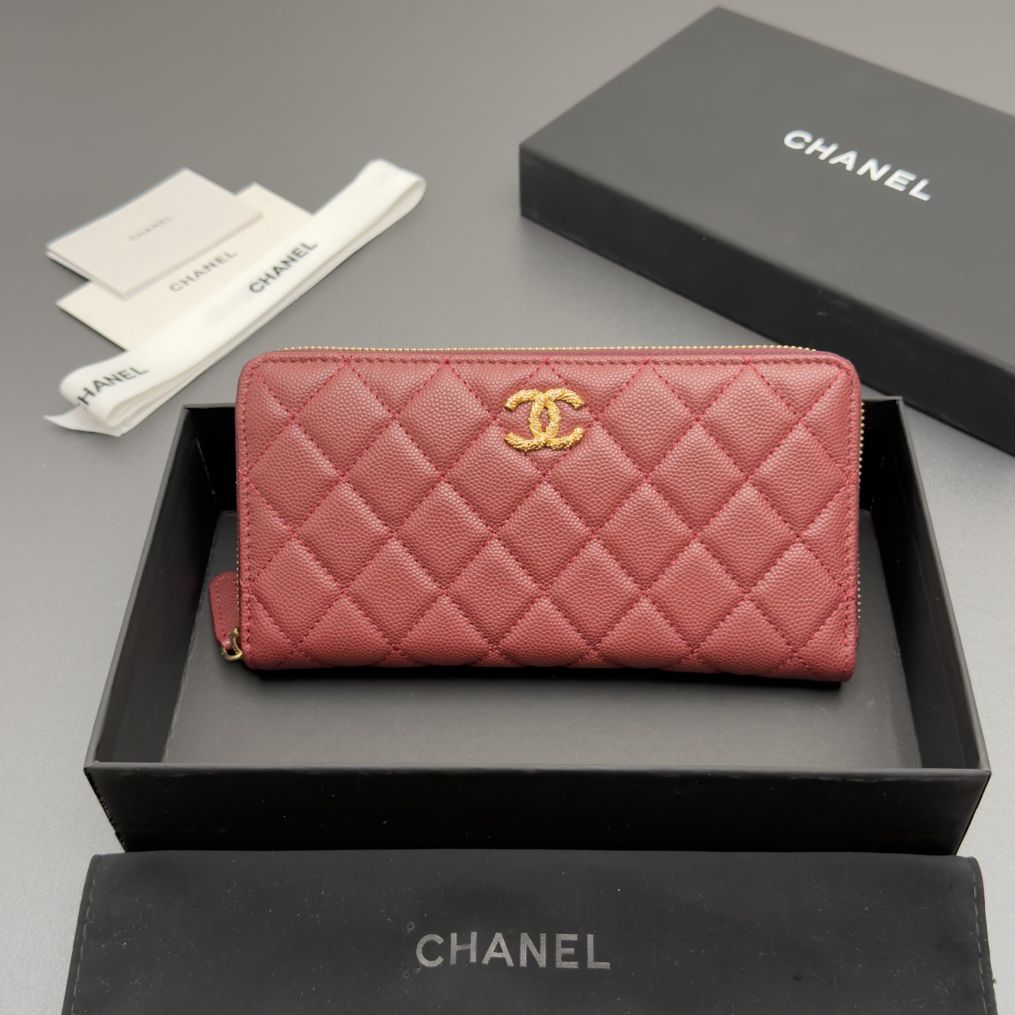 NO:879932,26 new style caviar cowhide with colorful gemstones, fashionable, elegant and refined, zipper bag series imported caviar cowhide 12 card slots, 2 bill compartments 2 compartments, 1 small zipper bag zipper opening No.: AP 5077 Color: burgundy fine ball pattern gold buckle Size: w19xh10xd3cm, Dior wallet clutch, dior, wallets, cowhide1986090926新款鱼仔酱牛皮搭配多彩宝石 时尚高雅精致,拉链包系列 进口鱼仔酱牛皮 12个卡槽,2个钞票隔层 2个隔层,1个小拉链袋 拉链开合 编号:AP 5077 颜色:酒红色细球纹金扣 尺寸:w19xh10xd3cm,Dior钱包手包,dior,wallets,cowhide,Bag