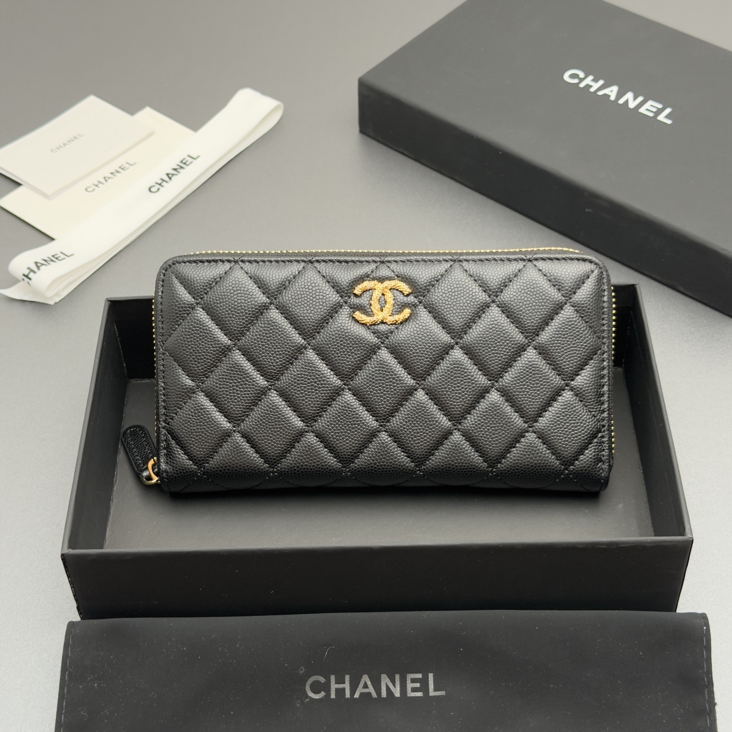 NO:879936,26 new style caviar cowhide with colorful gemstones, fashionable, elegant and refined, zipper bag series imported caviar cowhide 12 card slots, 2 bill compartments 2 compartments, 1 small zipper bag zipper opening No.: AP 5077 Color: black fine ball pattern gold buckle Size: w19xh10xd3cm, Dior wallet handbag, dior, wallets, cowhide1986090926新款鱼仔酱牛皮搭配多彩宝石 时尚高雅精致,拉链包系列 进口鱼仔酱牛皮 12个卡槽,2个钞票隔层 2个隔层,1个小拉链袋 拉链开合 编号:AP 5077 颜色:黑色细球纹金扣 尺寸:w19xh10xd3cm,Dior钱包手包,dior,wallets,cowhide,Bag