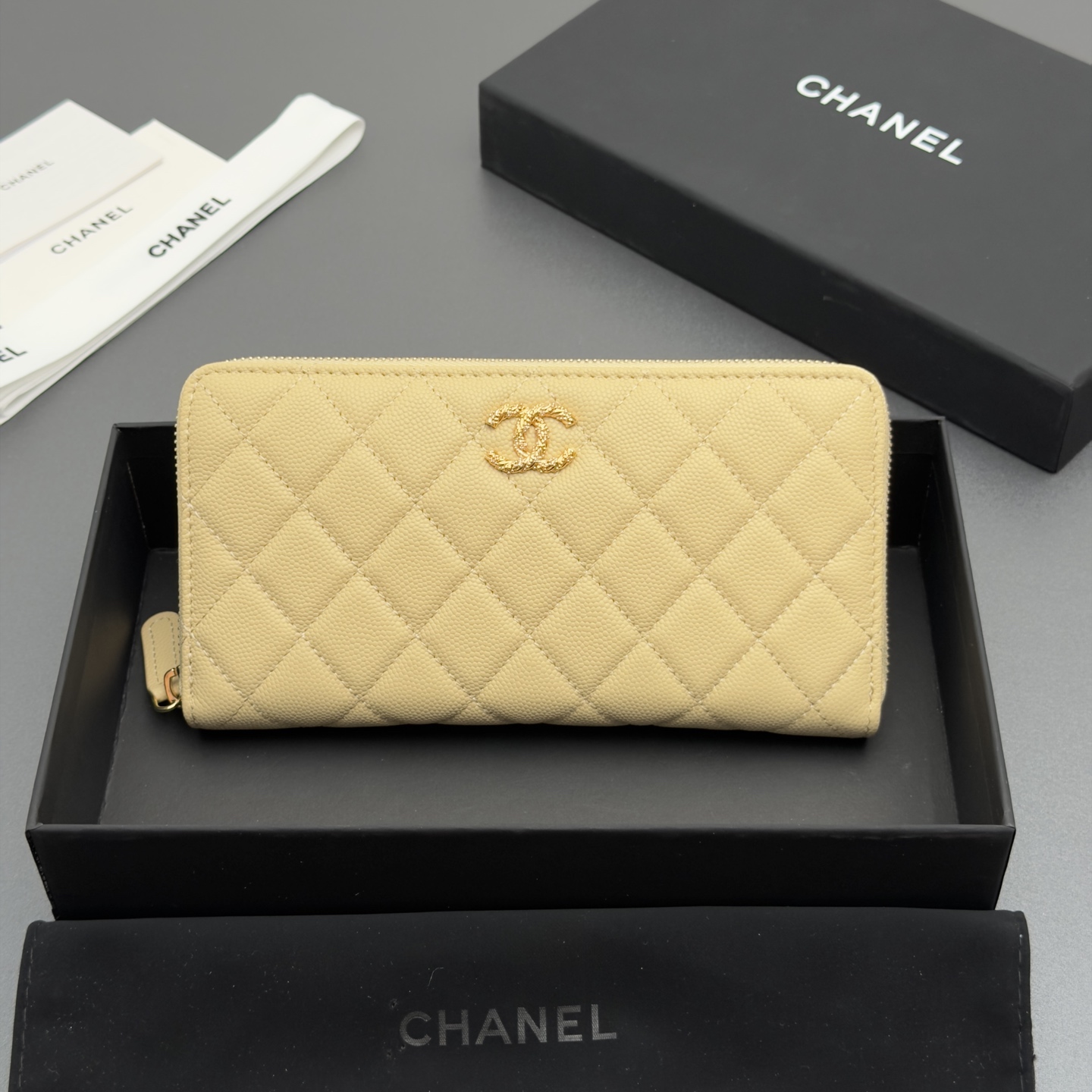 NO:879941,26 new style fish fillet cowhide with colorful gems, fashionable, elegant and refined, zipper bag series imported fish fillet cow leather 12 card slots, 2 bill compartments 2 compartments, 1 small zipper bag zipper closure Price: No.: AP 5077 Color: apricot fine ball pattern gold buckle Size: w19xh10xd3cm,,cowhide1986090926新款鱼仔酱牛皮搭配多彩宝石 时尚高雅精致,拉链包系列 进口鱼仔酱牛皮 12个卡槽,2个钞票隔层 2个隔层,1个小拉链袋 拉链开合 价格: 编号:AP 5077 颜色:杏色细球纹金扣 尺寸:w19xh10xd3cm,,cowhide,Bag