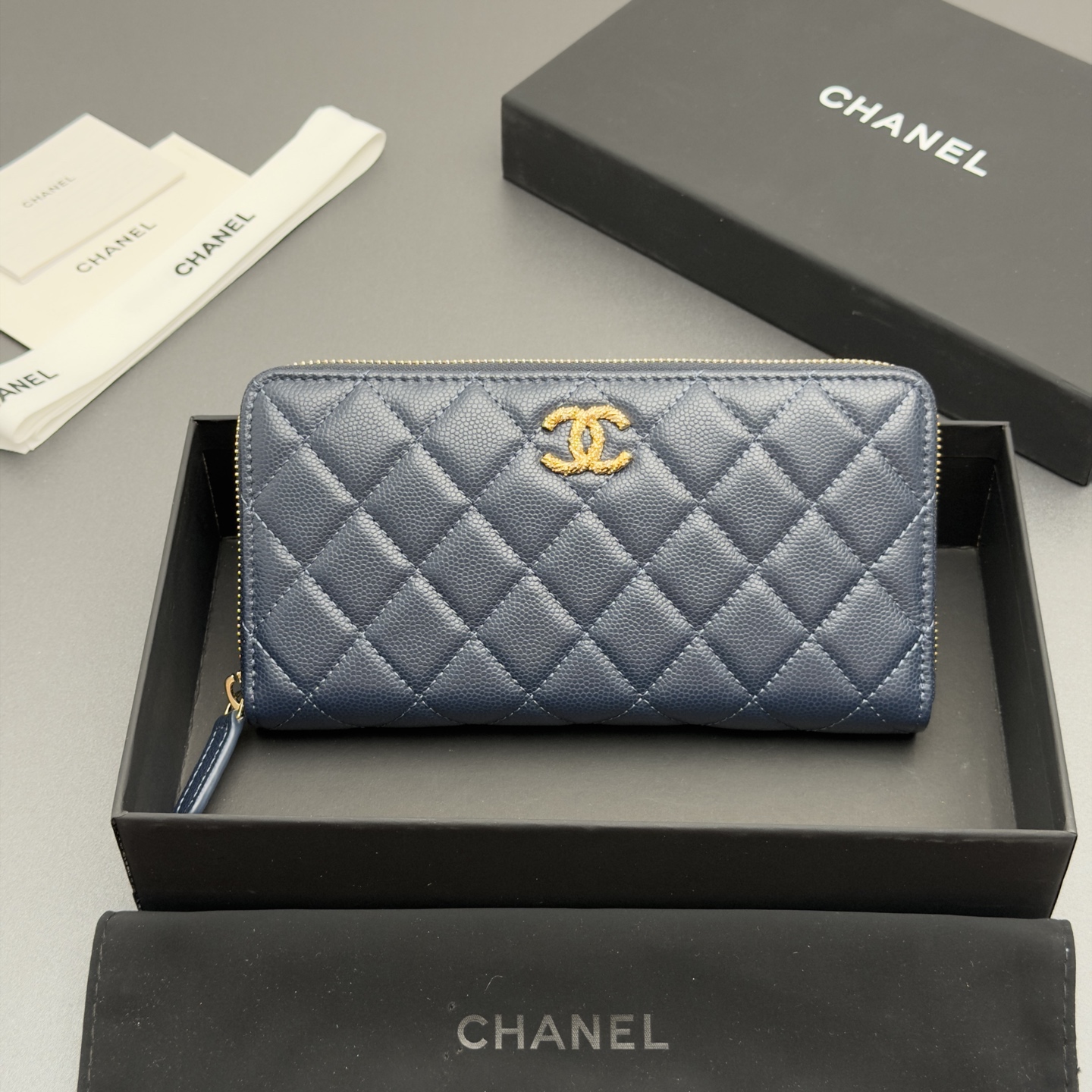 NO:879946,26 new style caviar cowhide with colorful gemstones, fashionable, elegant and refined, zipper bag series imported caviar cowhide 12 card slots, 2 bill compartments 2 compartments, 1 small zipper bag zipper opening No.: AP 5077 Color: royal blue fine ball pattern gold buckle Size: w19xh10xd3cm, Dior wallet clutch, dior, wallets, cowhide1986090926新款鱼仔酱牛皮搭配多彩宝石 时尚高雅精致,拉链包系列 进口鱼仔酱牛皮 12个卡槽,2个钞票隔层 2个隔层,1个小拉链袋 拉链开合 编号:AP 5077 颜色:宝蓝色细球纹金扣 尺寸:w19xh10xd3cm,Dior钱包手包,dior,wallets,cowhide,Bag